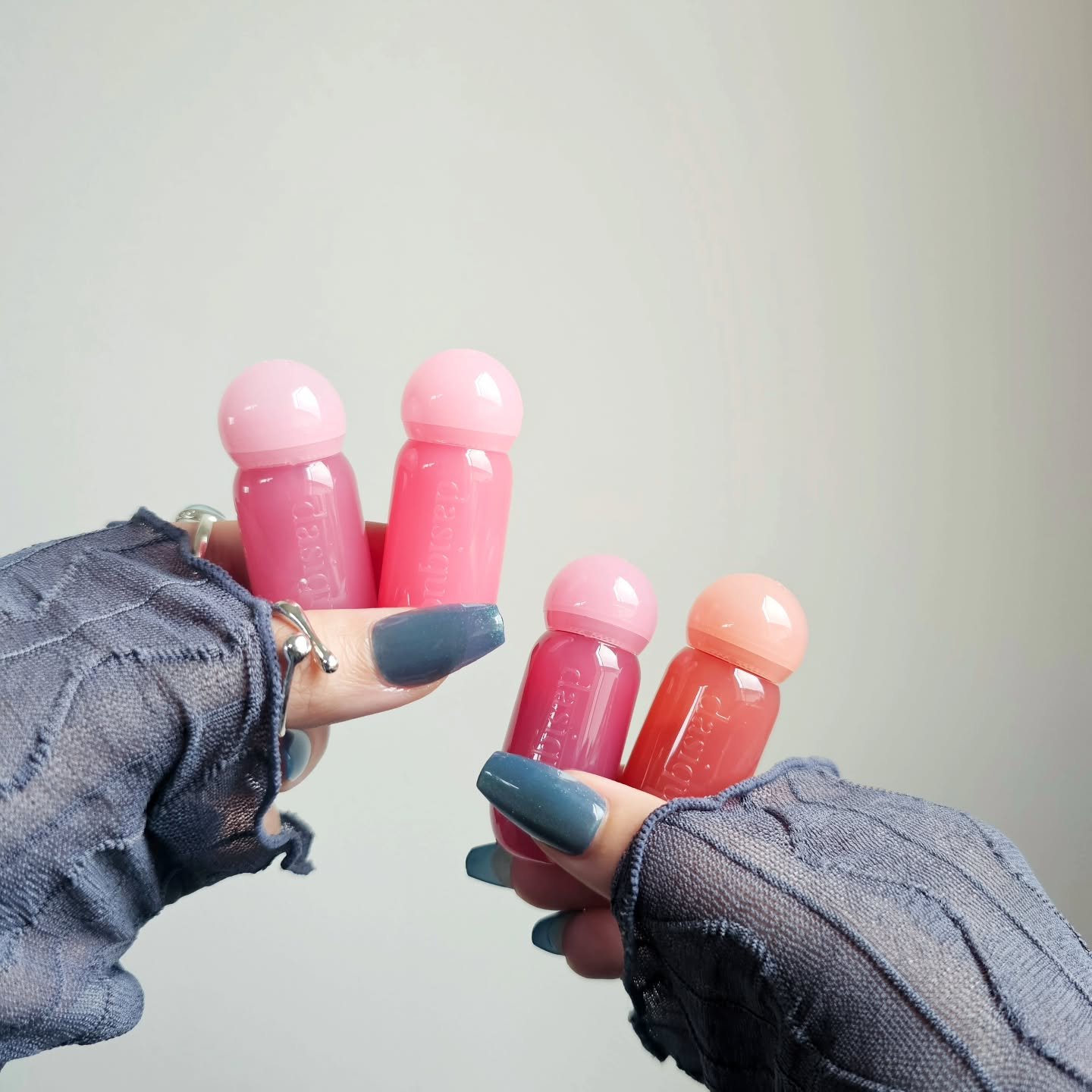 デイジークのジューシーデューイグロウティントからミニサイズだけで出会える4色が出たよ💓

ミルキーな色からディープな色まで!!
ジューシーなツヤ感ところんとしたサイズ感がとってもかわいいね♪

持ち歩きに便利だし、使い切りやすいし、他の色