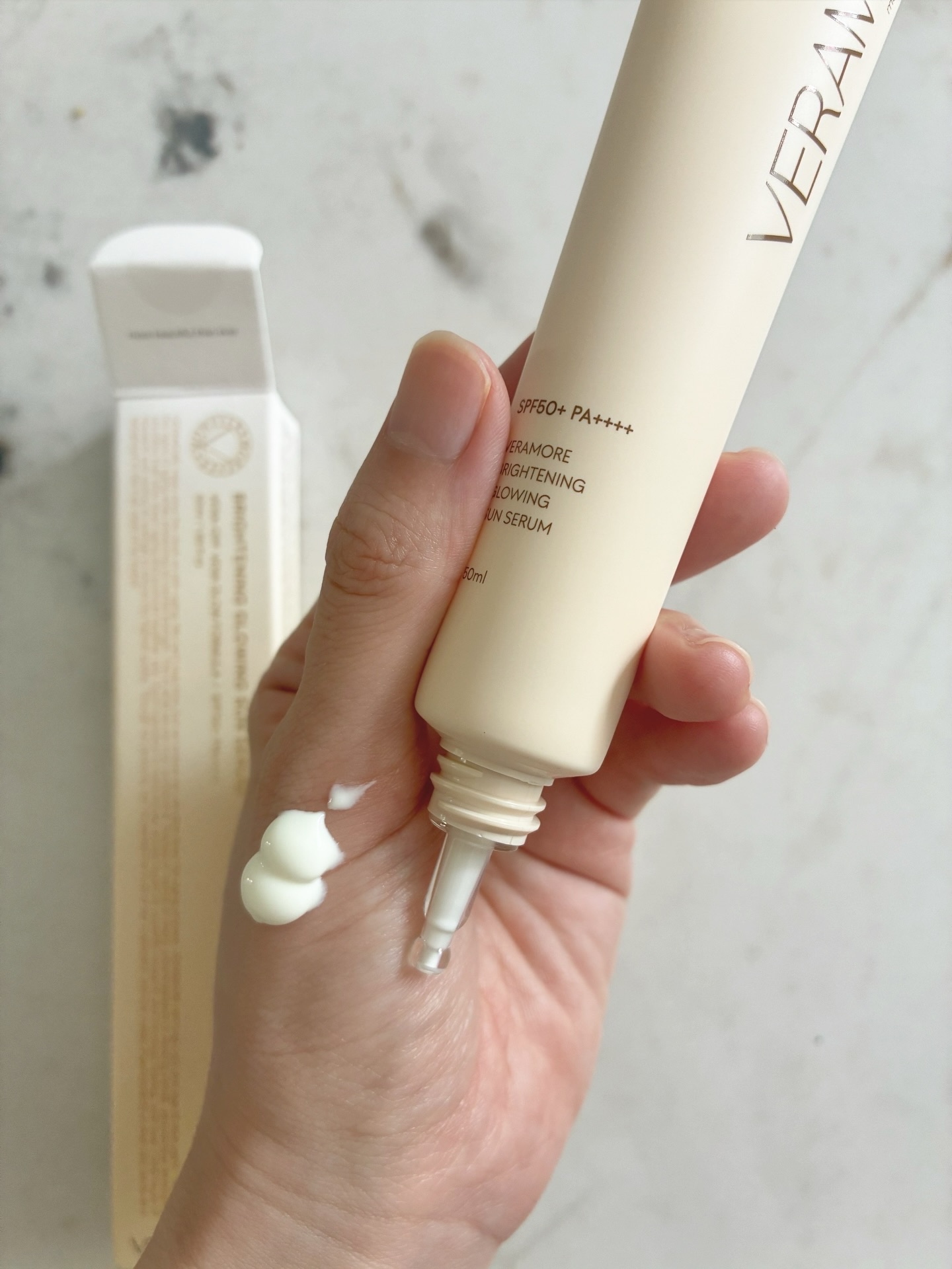 VERAMORE BRIGHTENING GLOWING SUN SERUM/VERAMORE/日焼け止めローションを使ったクチコミ（2枚目）