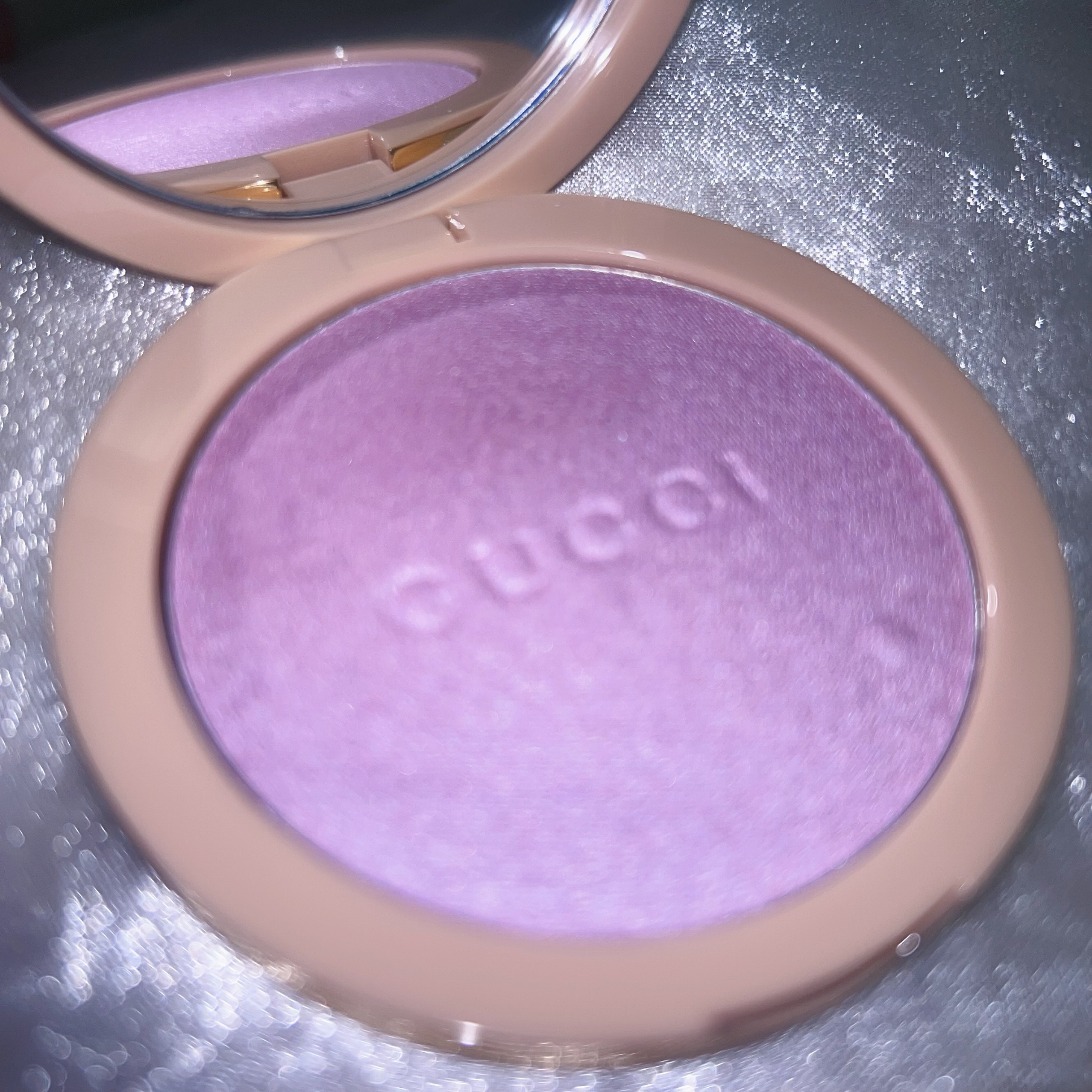 グロウ ハイライター/GUCCI beauty/パウダーハイライトを使ったクチコミ（3枚目）