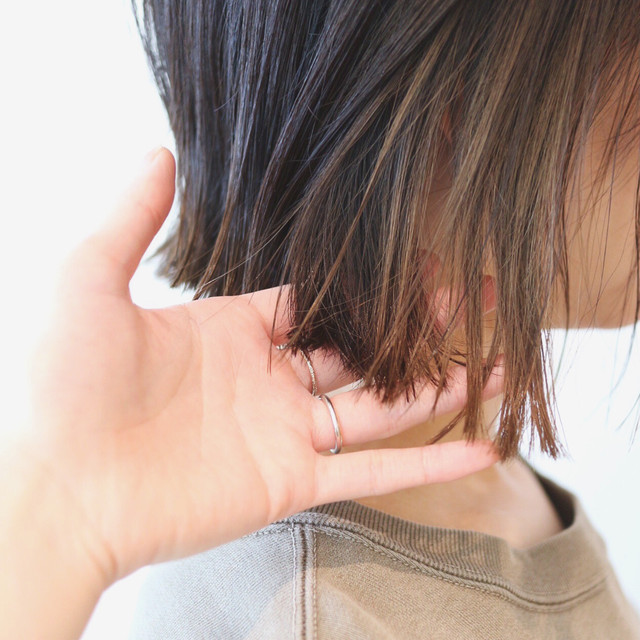 グレージュのインナーカラーの女性