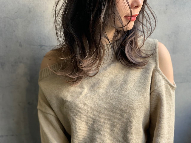 アッシュグレージュの毛先の女性