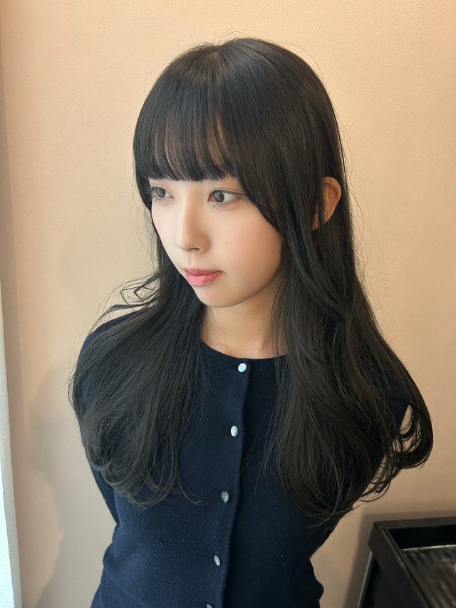 ブルべ夏の黒髪女性