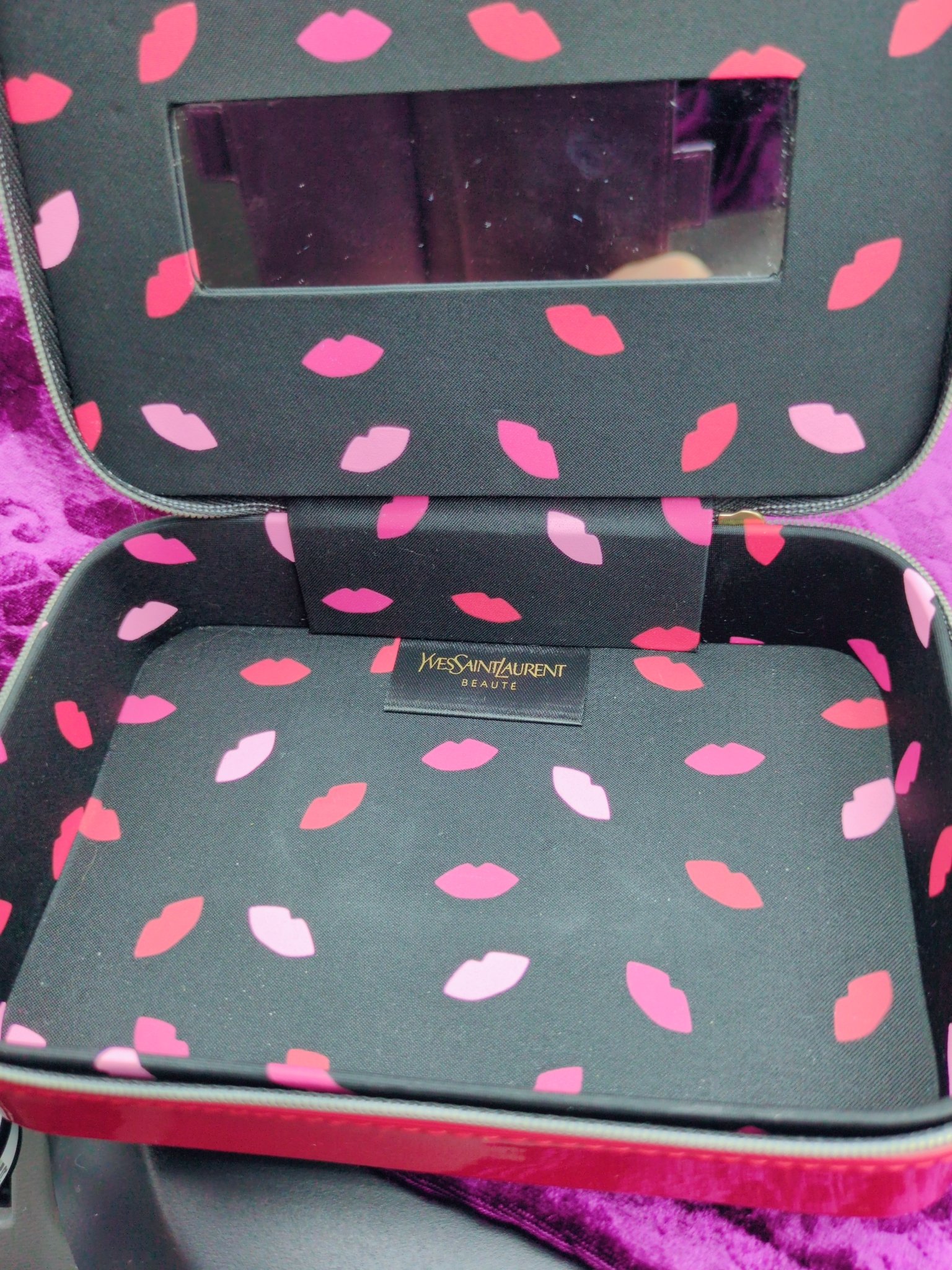 YVES SAINT LAURENT BEAUTE オリジナルバニティのクチコミ「#YVES SAINT LAURENT BEAUTE
　　　#イヴサンローランのポーチ　#レッ.....」（2枚目）