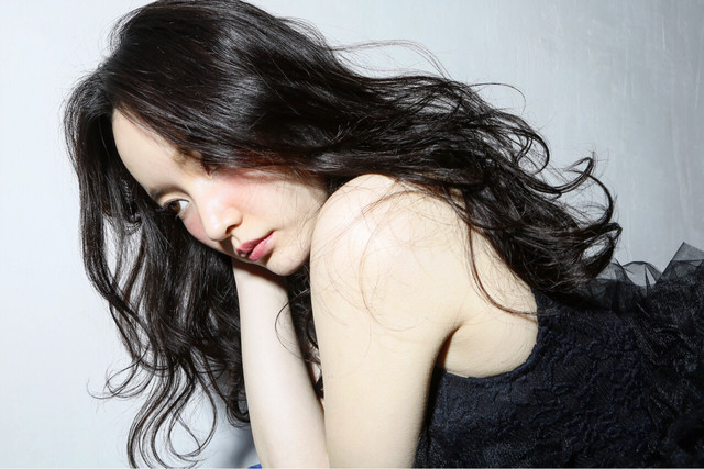 黒髪でブルべ肌の女性