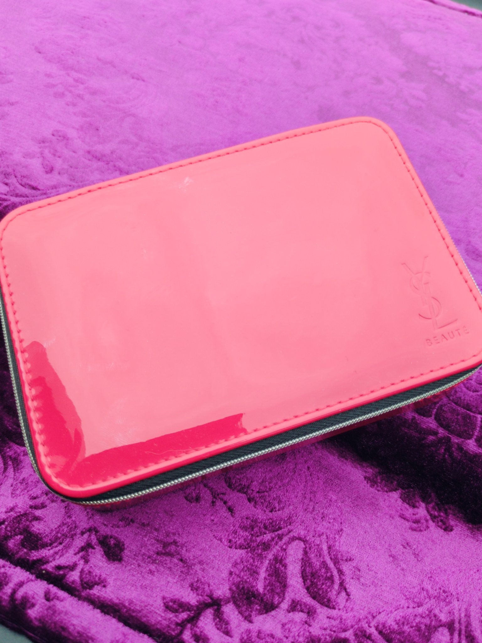 YVES SAINT LAURENT BEAUTE オリジナルバニティのクチコミ「#YVES SAINT LAURENT BEAUTE
　　　#イヴサンローランのポーチ　#レッ.....」（1枚目）