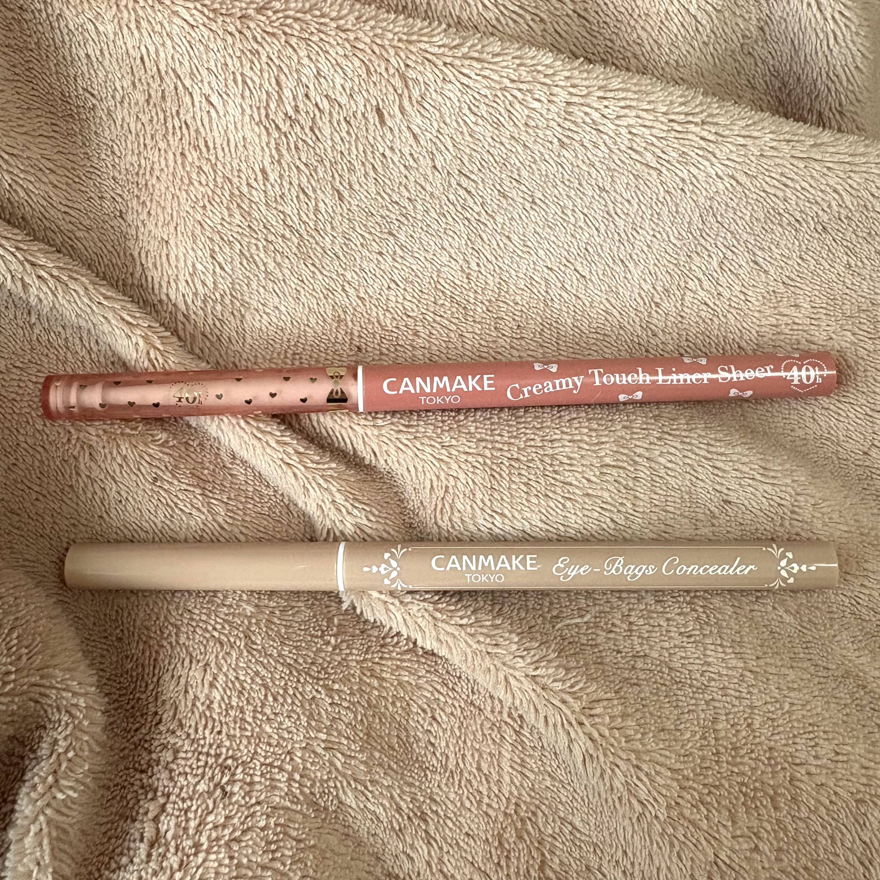 ｡* ❤︎… 購入品紹介 …❤︎*。
こんにちは！今回はキャンメイクの最新限定品を一足先にレビューさせて頂きます💁‍♀️
・
①キャンメイク クリーミータッチライナーシアー 40th トゥルーレッド ￥715
こちらは40周年の記念で限定