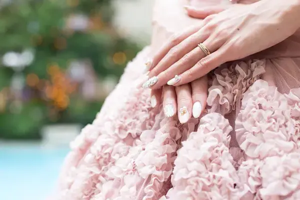 【$year年最新】ブライダルネイル人気デザイン集!セルフでできるやり方やおすすめのチップも紹介の画像