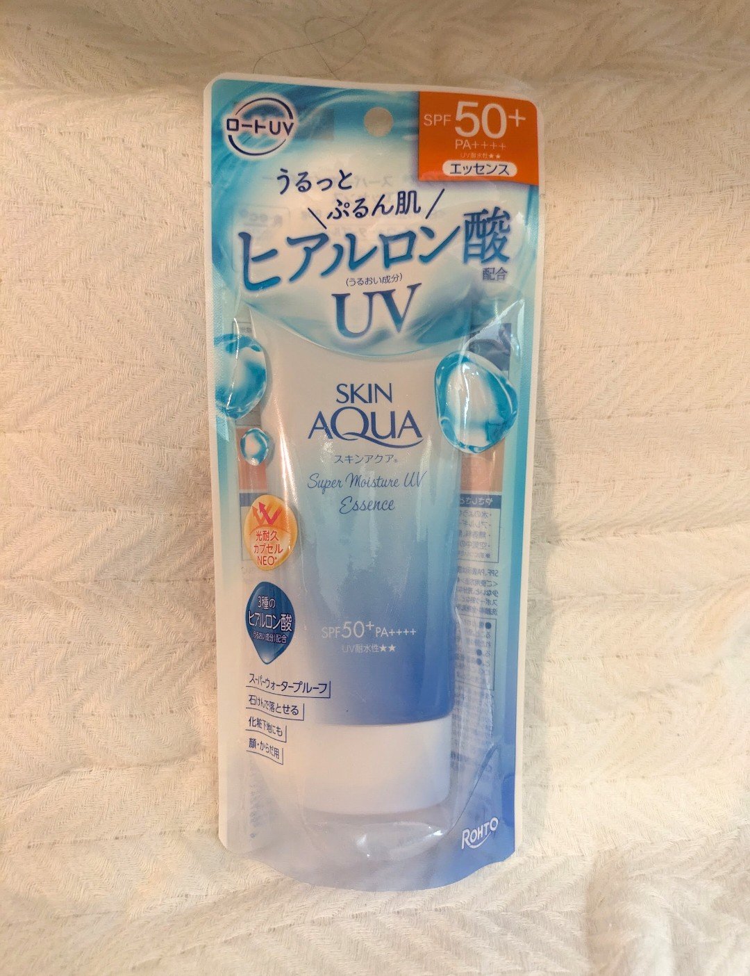 スキンアクア スーパーモイスチャーUVエッセンスのクチコミ「校則で夏場はタイツ履けないので、
時期も時期だし日焼け止め買いました！！
スキンアクアのスーパ.....」（1枚目）