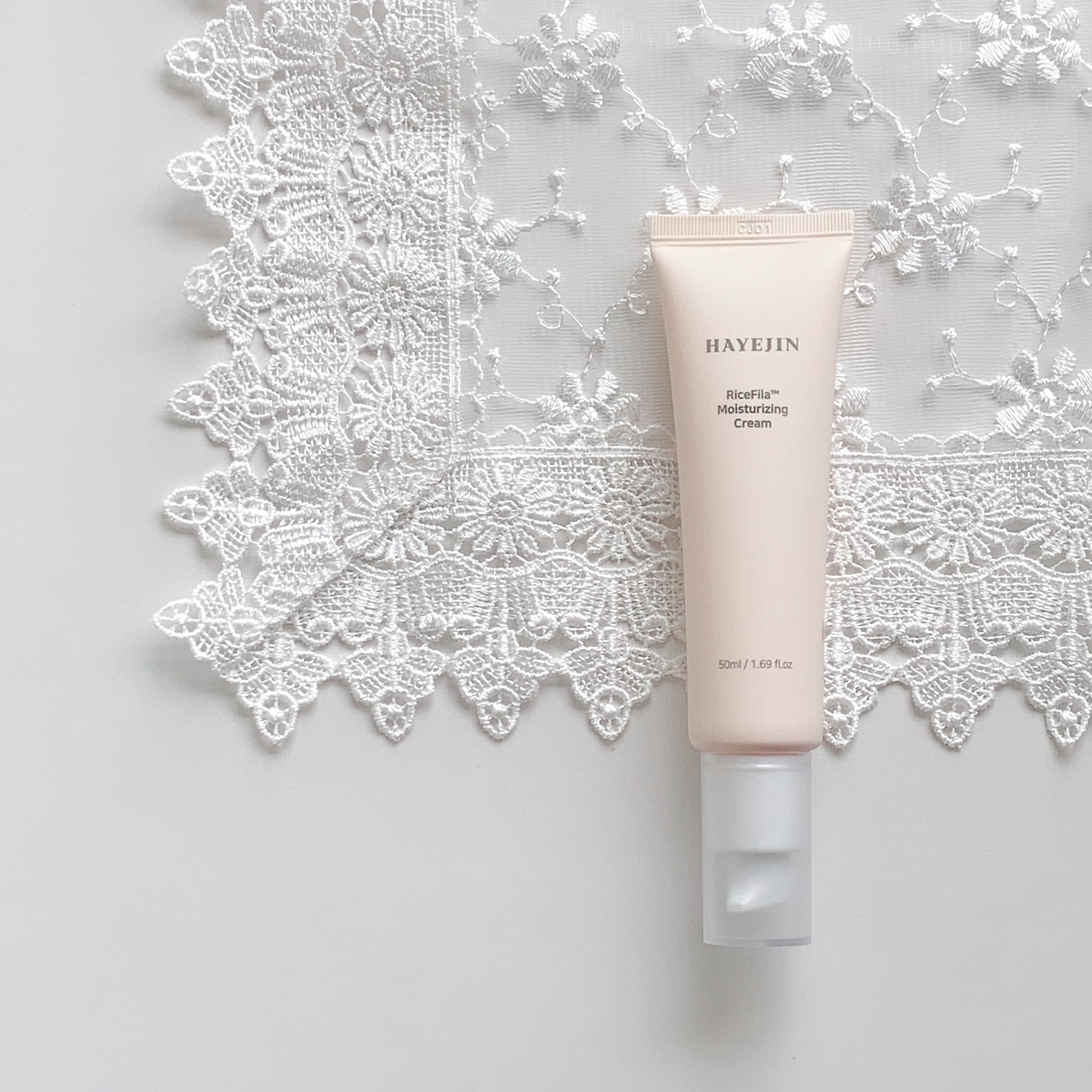 🏷｜HAYEJIN
RiceFila™ Moisturizing Cream


伸びが良く、ベタつきの少ない軽やかなテクスチャー。
夏場でも快適に使えるのがうれしいポイントです。
軽やかな使い心地ながら、しっとり感も続き、肌をなめらかに