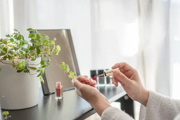 【$year年最新】ブライダルネイル人気デザイン集!セルフでできるやり方やおすすめのチップも紹介の画像