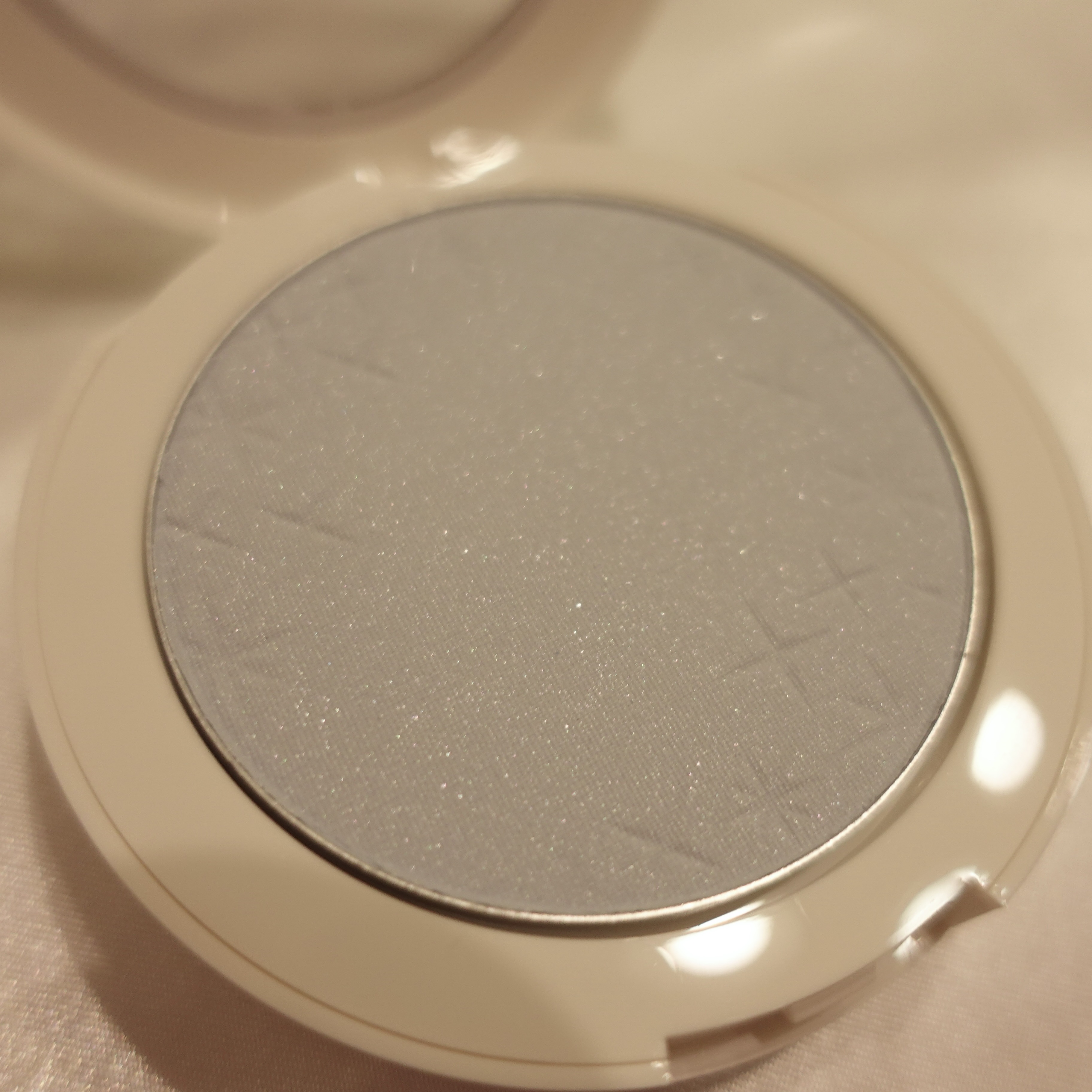 スキンライト プレスト パウダー N/REVLON/プレストパウダーを使ったクチコミ（2枚目）