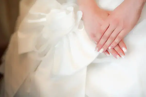 【$year年最新】ブライダルネイル人気デザイン集!セルフでできるやり方やおすすめのチップも紹介の画像