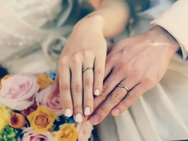 【$year年最新】ブライダルネイル人気デザイン集!セルフでできるやり方やおすすめのチップも紹介の画像