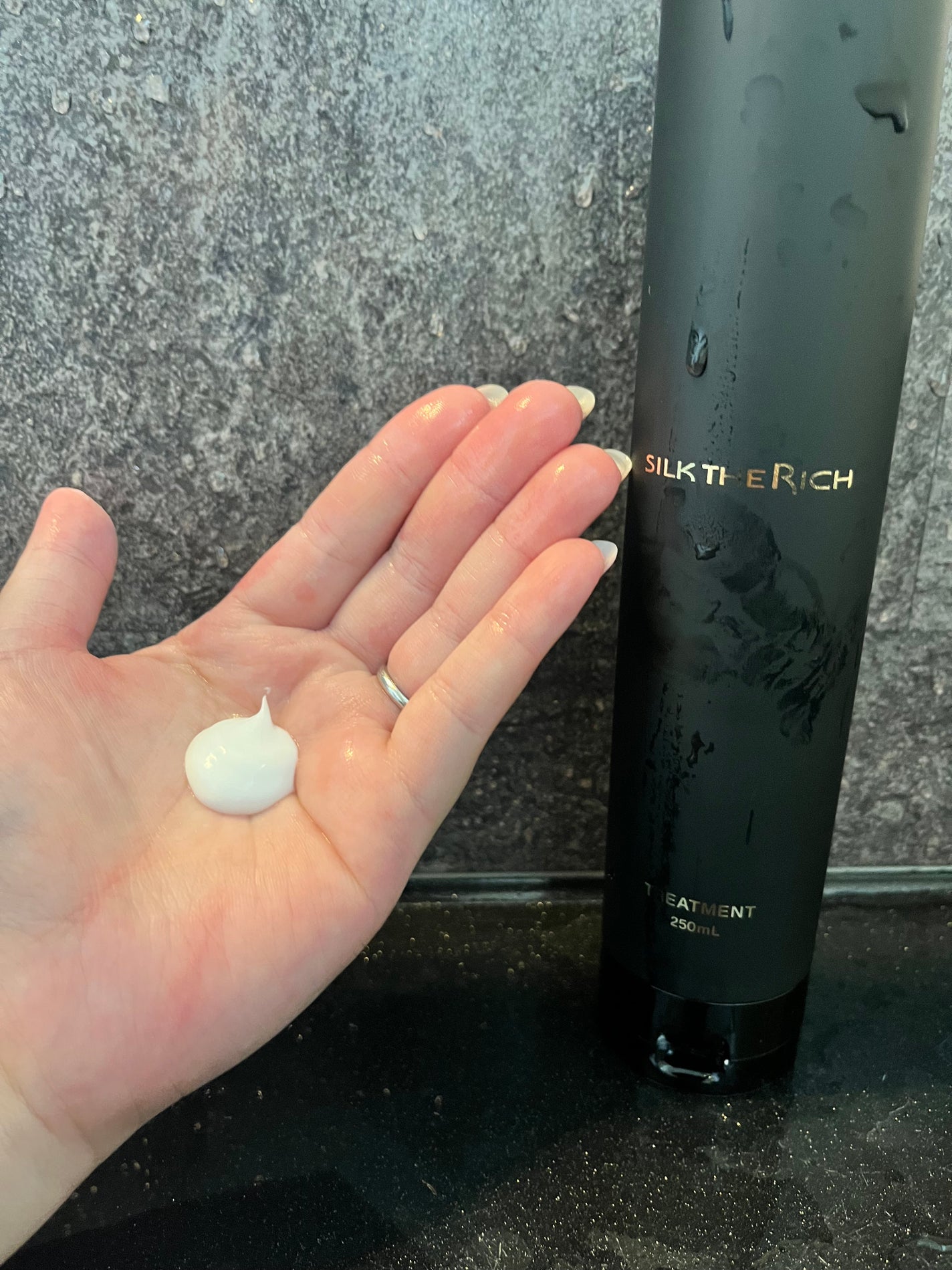 るしふぁー on LIPS 「「シルクザリッチ【スカルプ&リペア】《ムードナイトムスクの香り..」(3枚目)