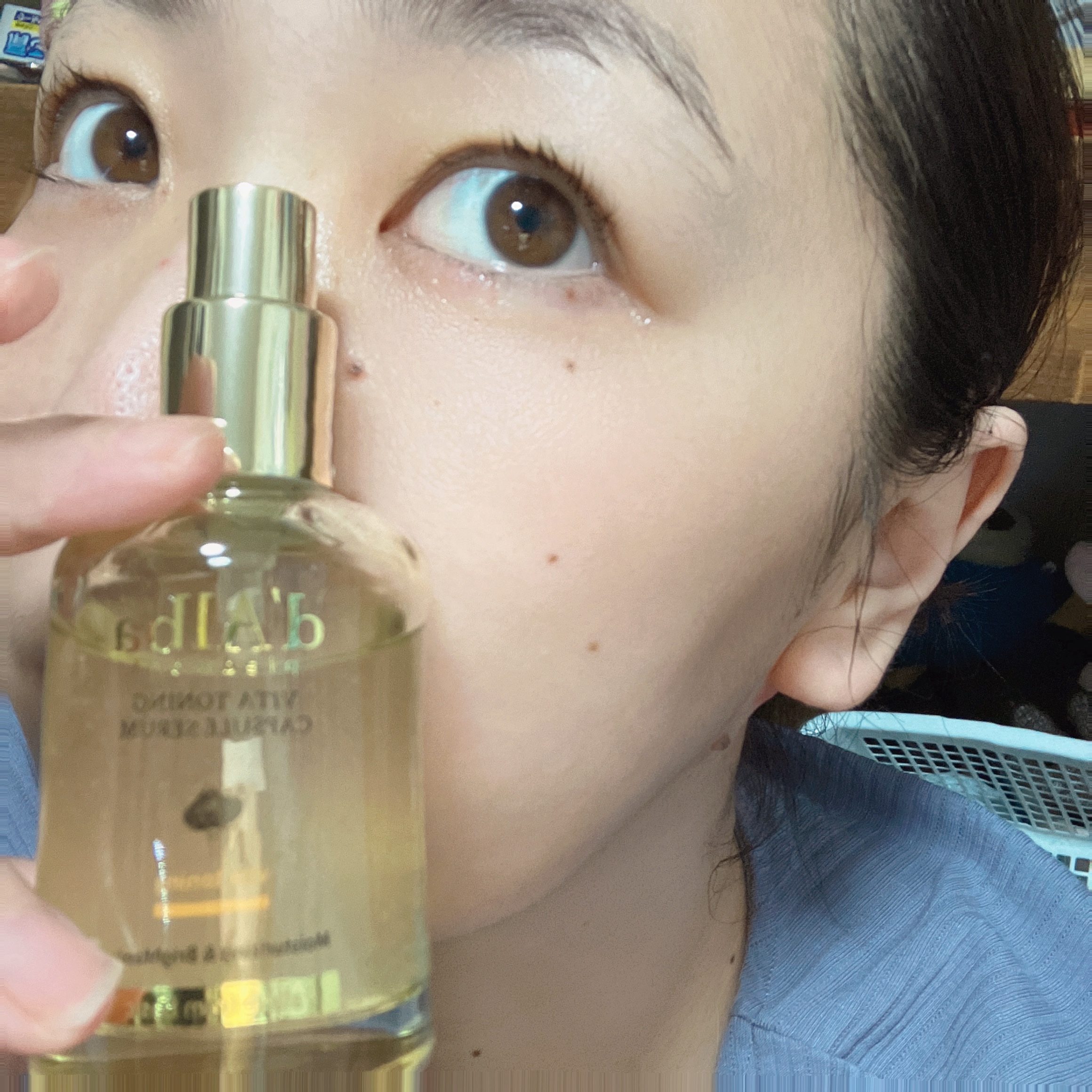 ご紹介いただきました商品の紹介です
╰(*´︶`*)╯♡

肌のくすみにアプローチ
【ビタトーニングカプセルセラム】
ダルバさん👏♥️

まずね、この白トリュフを使っている香りが大好きなので。。。
肌に塗った後思いっきり香りを嗅ぎます

