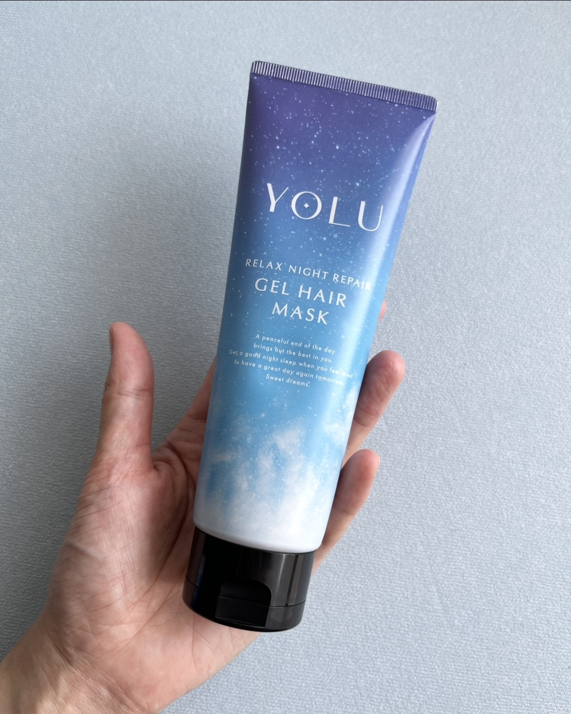 #PR #YOLU

髪のパサつき、ゴワつき、うねり、広がりを
どうにかしたい！と切実に悩んでいた時に出会えました。

YOLUのシャンプーとトリートメントは
以前から気に入っていましたが、
こちらのリペアジェルヘアマスクも
自分好みの使用