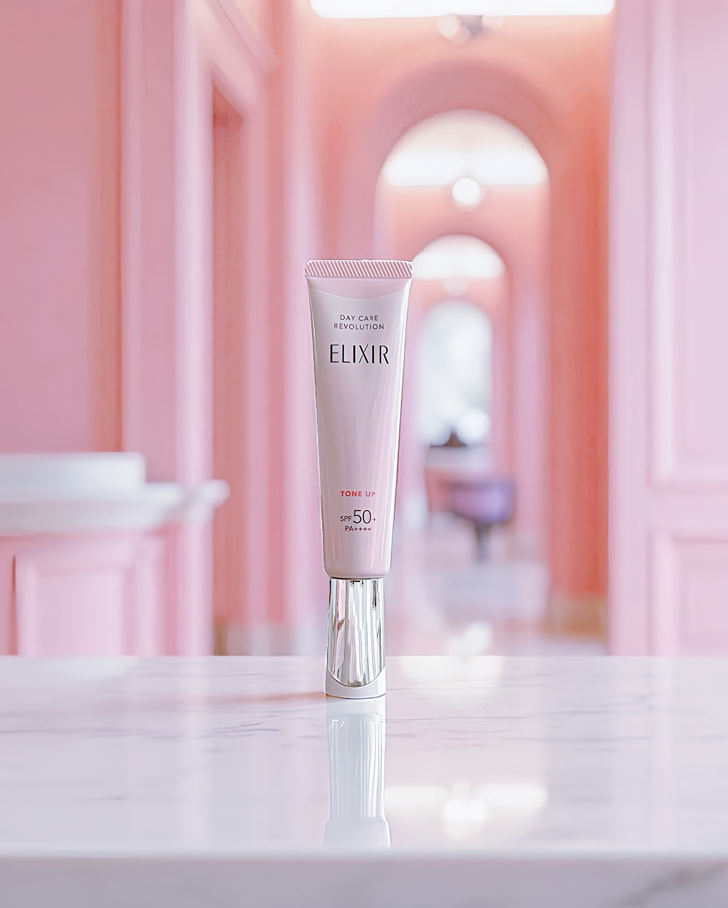 ⁡
白磁のように無垢な肌じゃ足りない
惹かれるのは、血の温度を孕んだ薄桃色
⁡
上気した頬
透けるような肌
私が男なら、その一瞬で堕ちている
⁡
けれど現実はどうだ
鏡に映るのは黄ぐすみに沈んだ顔
⁡
──ならば必殺
エリクシール
デーケア