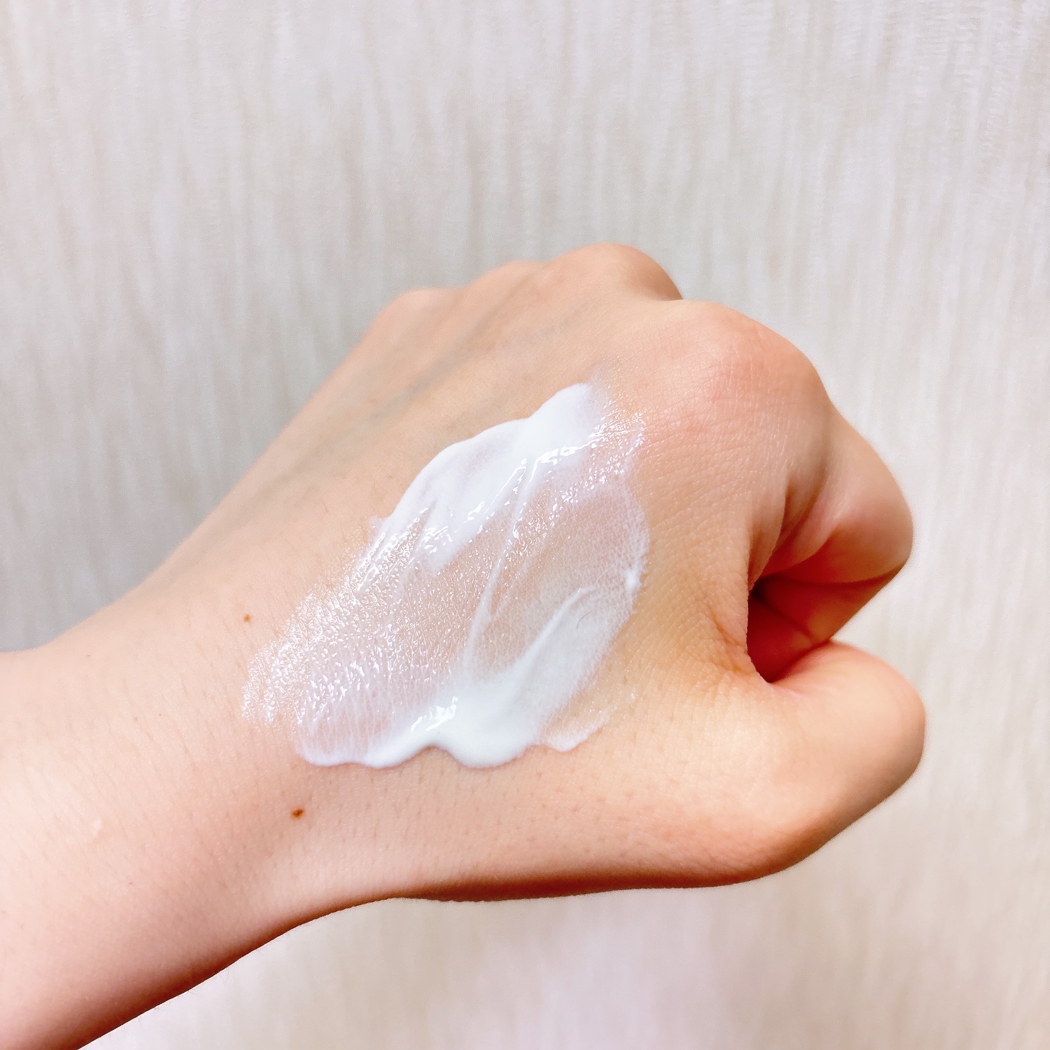 VERAMORE BRIGHTENING GLOWING SUN SERUM/VERAMORE/日焼け止めローションを使ったクチコミ（3枚目）