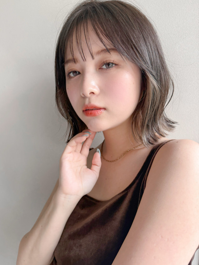 色素薄い系メイクのボブの女性