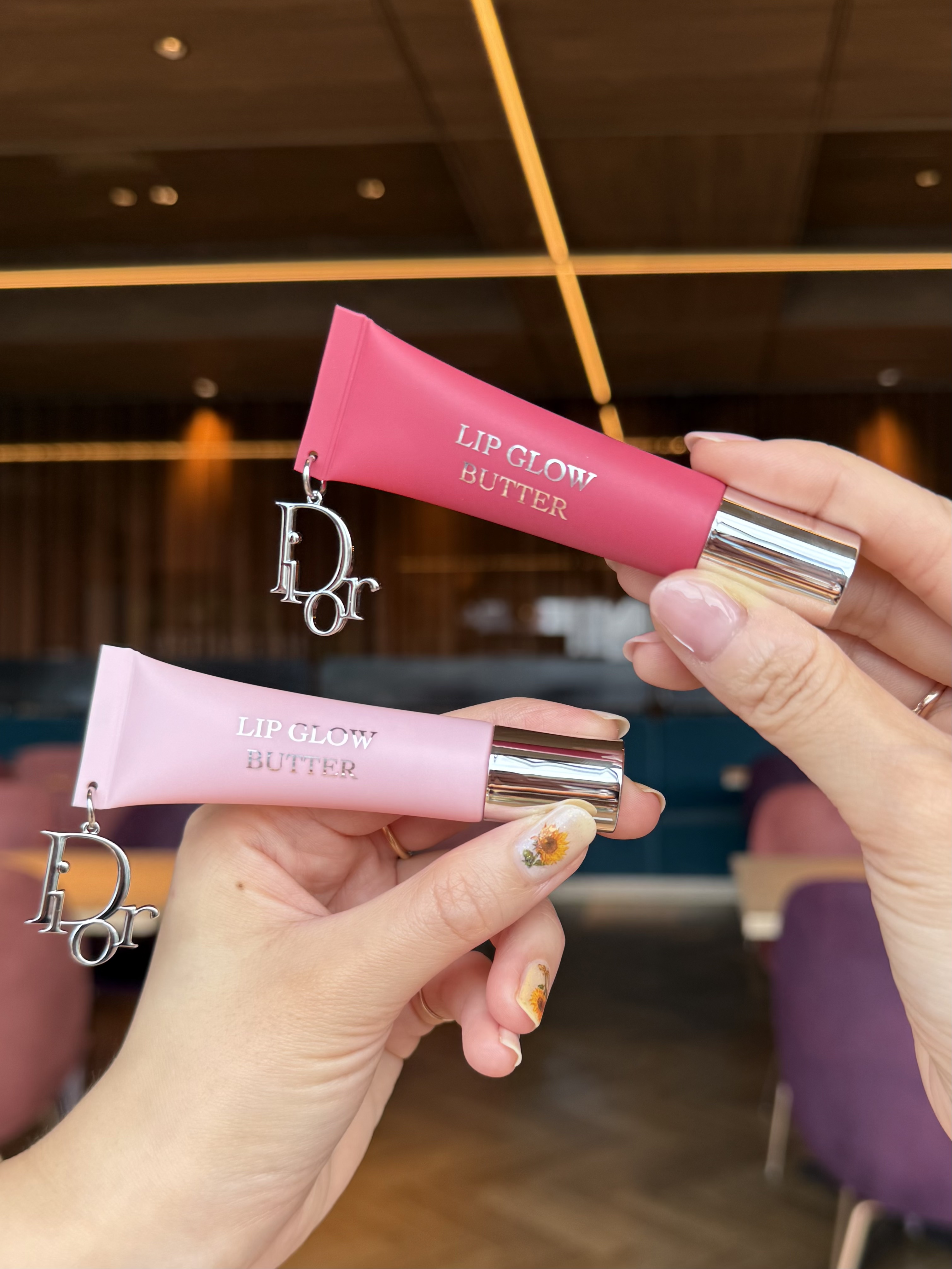 Dior💄 @diorbeauty 
#ディオールアディクトリップグロウバター 

スーッとした塗り心地とツヤのある仕上がり🤍
何よりもパケが可愛くて持ってるだけでテンション上がります🥰💖



【Instagram▶︎@bm_kr