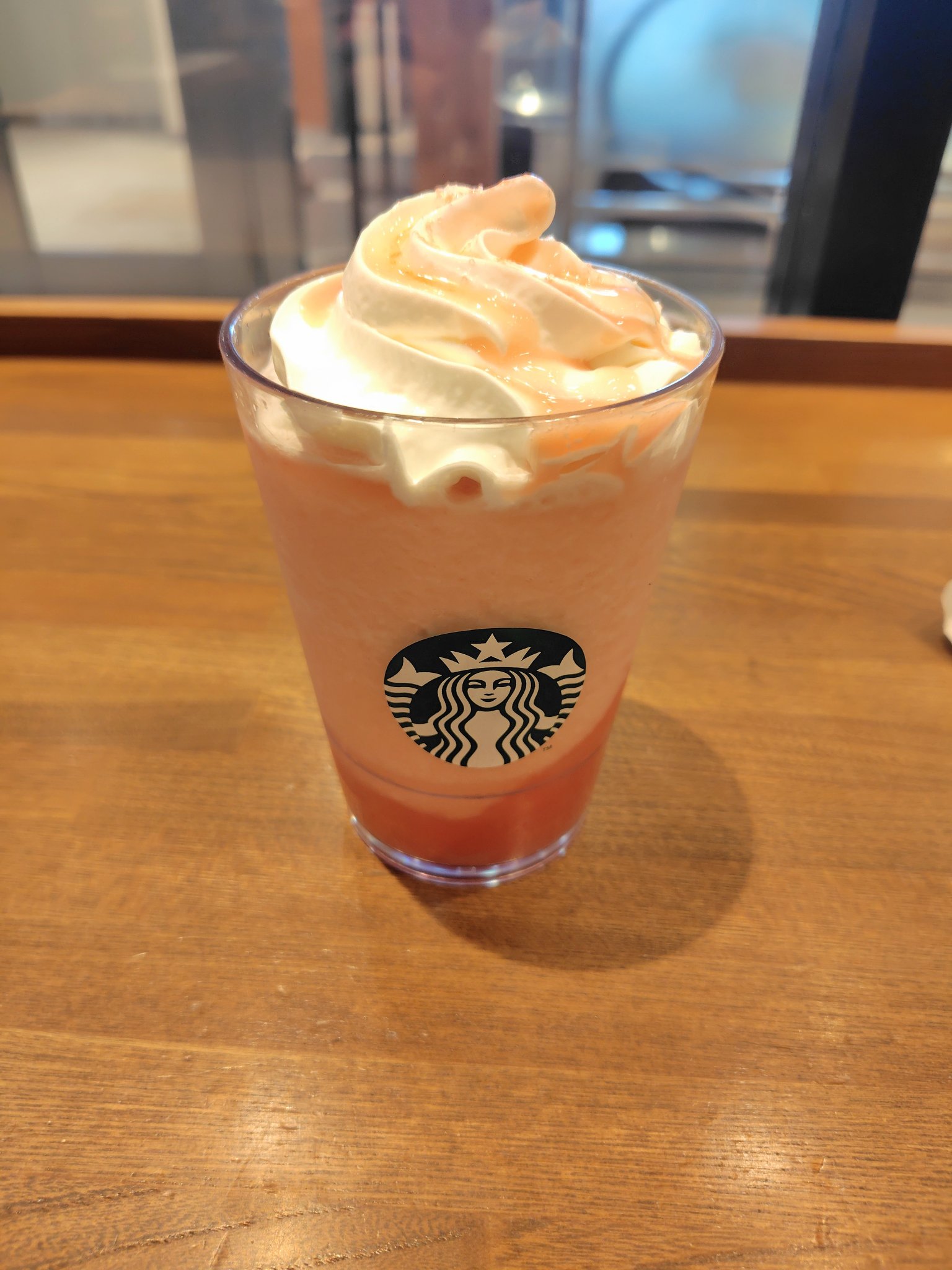 スターバックス
ヘブンリーピーチフラペチーノ

桃の果肉が美味しい🥰
上にクリームが乗ってますがサッパリしてます💕
何だかんだでリピしまくってます🩷
ピンク色の飲料も見た目がカワイイ👍

是非チェックしてみて下さい❣️

 #スター