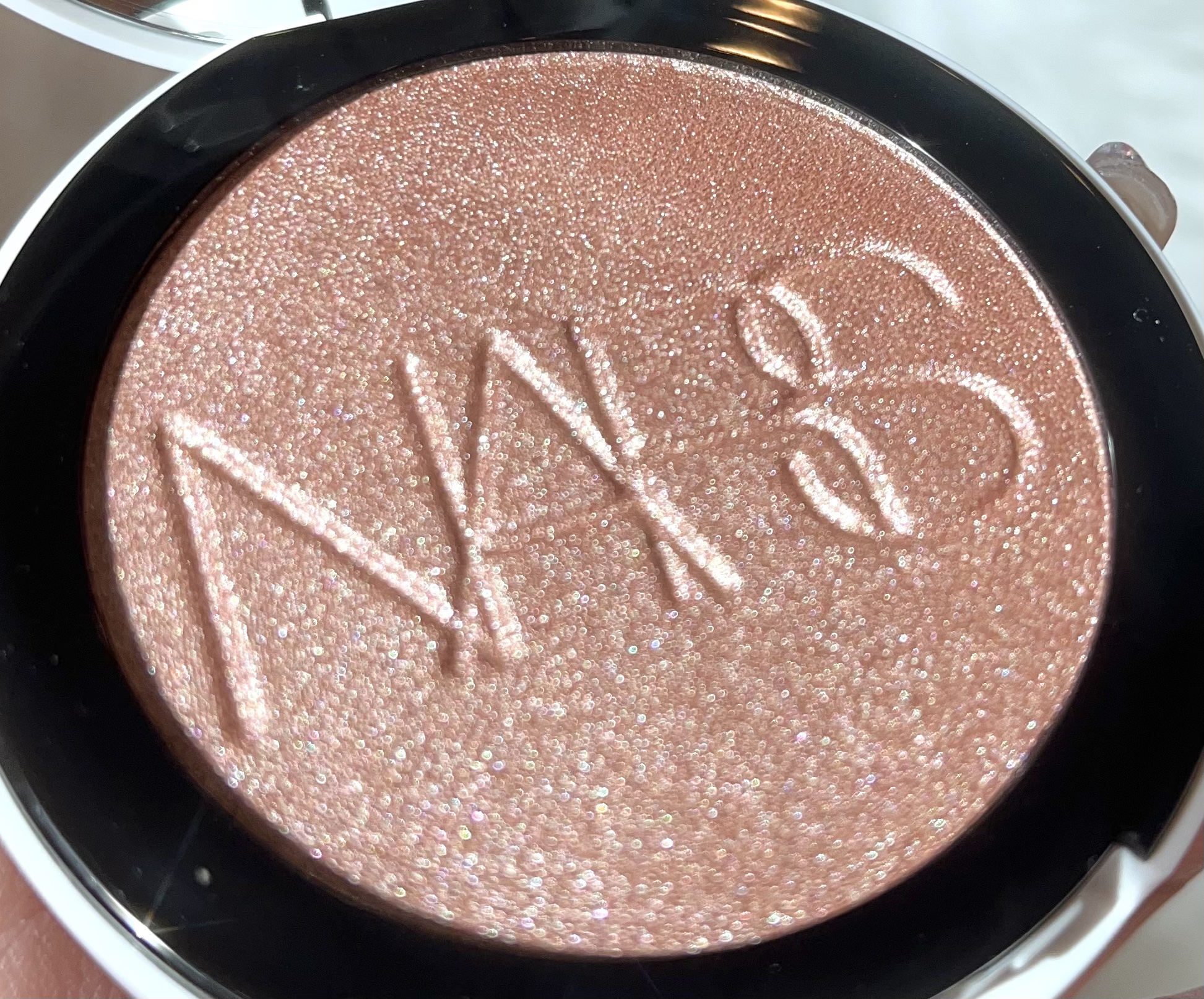 NARS ライトリフレクティング ルミナイジングパウダー 03960/NARS/パウダーハイライトを使ったクチコミ（2枚目）