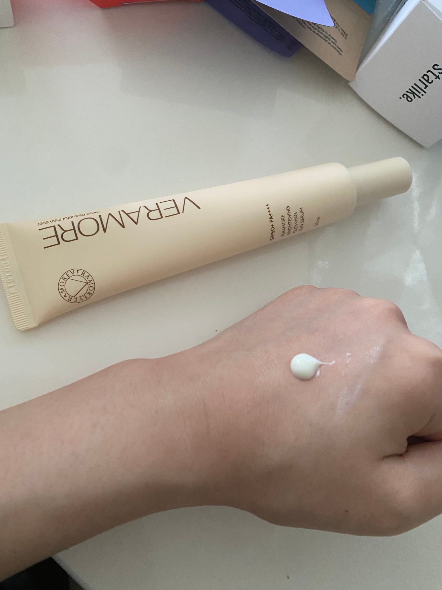 シオリ on LIPS 「メガポで買ったらシュシュやサンプルなどたくさんおまけが入ってい..」(2枚目)