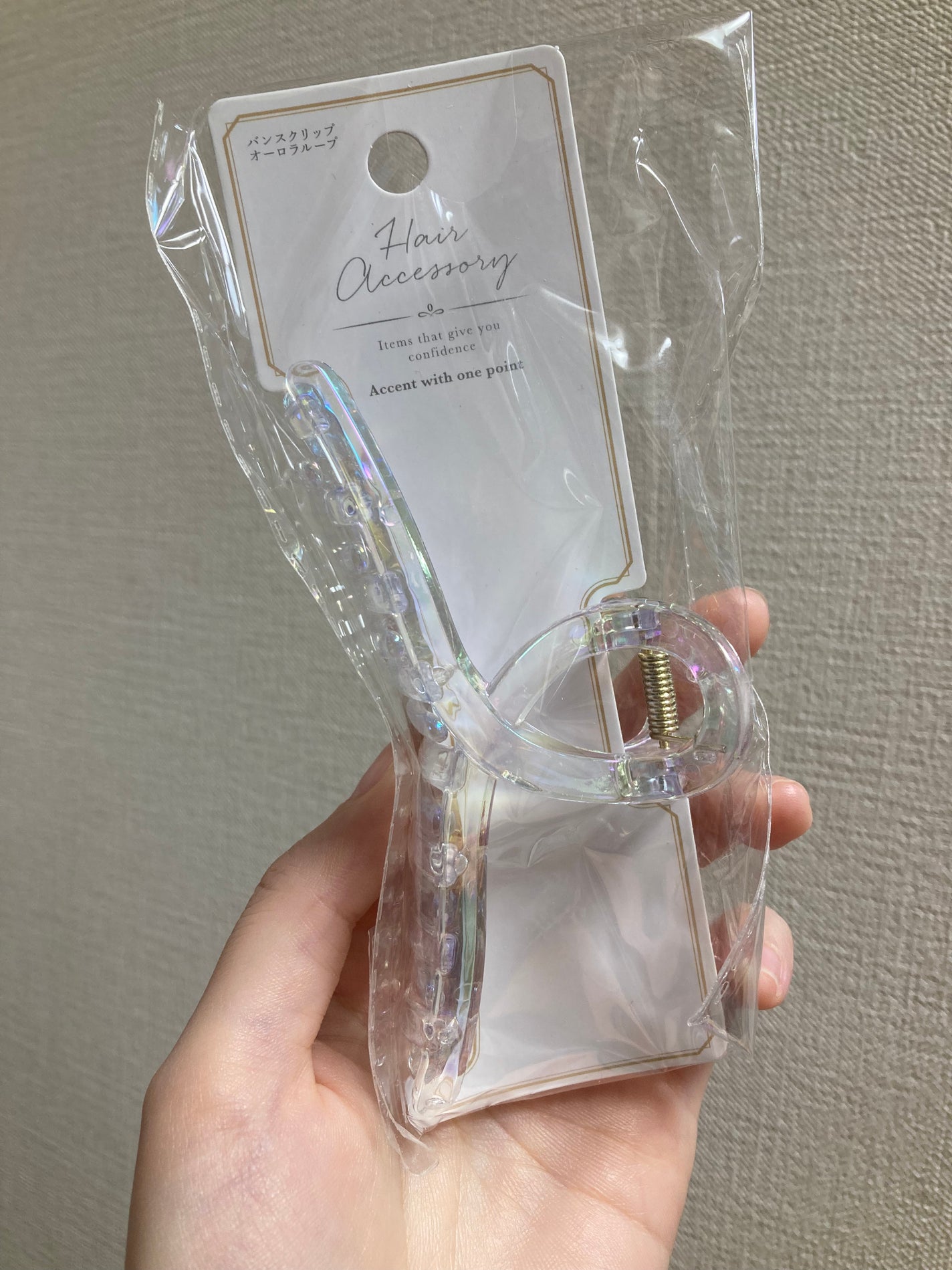 嘘が苦手なくま on LIPS 「このオーロラクリップめちゃくちゃかわいくないですか?!🌈セリア..」(2枚目)