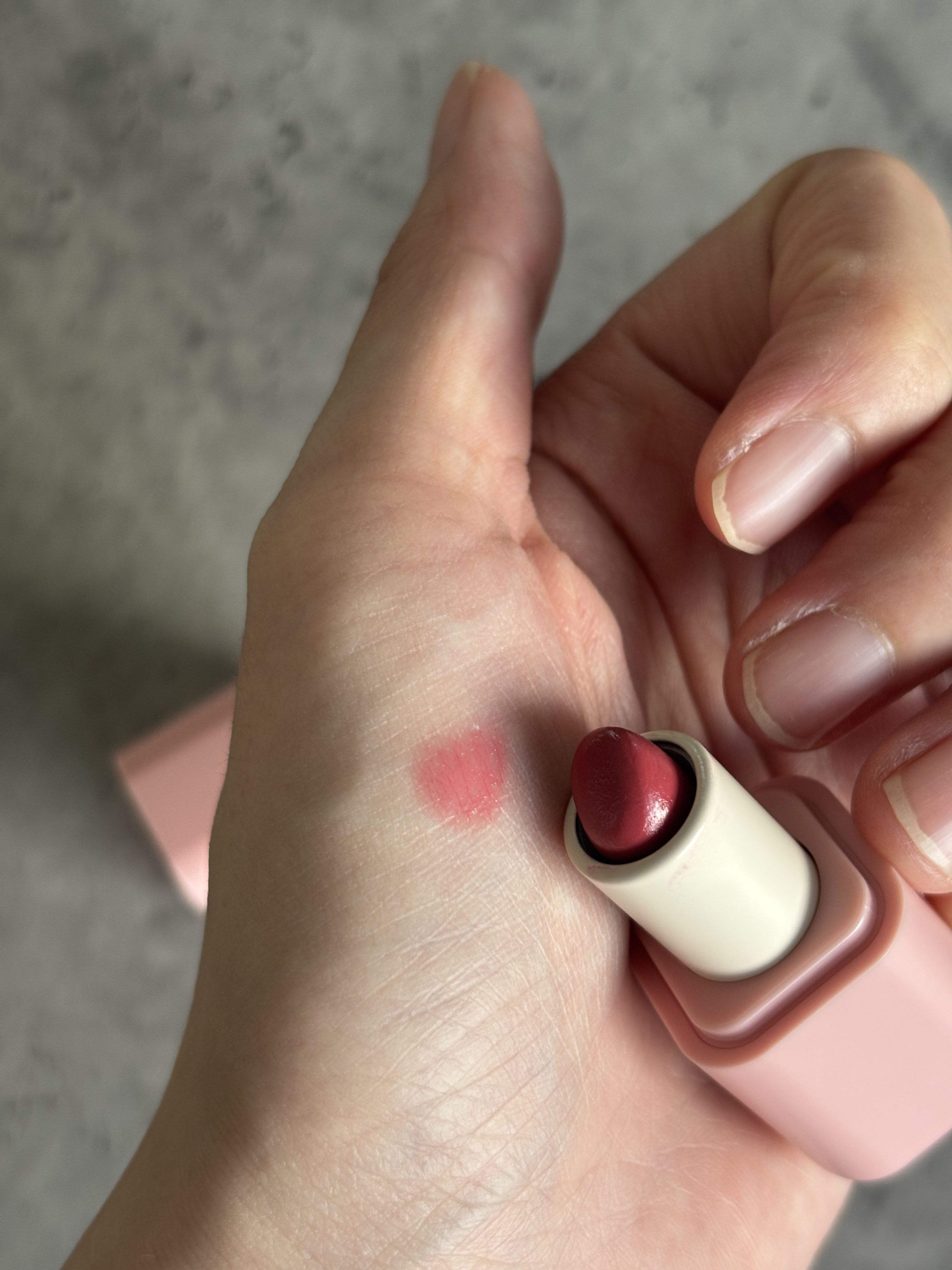 シアーグラスリップスティック 02 ベリー/hana by hince/口紅を使ったクチコミ（3枚目）