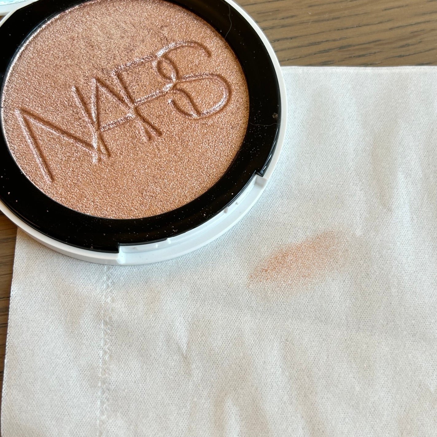 NARS ライトリフレクティング ルミナイジングパウダー/NARS/パウダーハイライトを使ったクチコミ(2枚目)