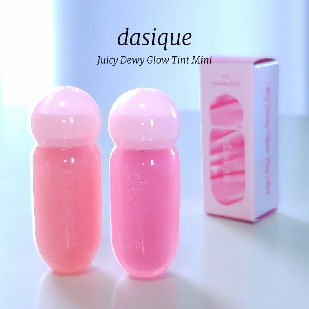 \\ 最近話題のミニサイズりっぷ🩷 //
dasique ジューシーデューイグロウティント
果実シロップみたいな、
うるちゅる感が可愛すぎる🫶🏻🩷 
もともと血色感あって濃いりっぷ苦手なら
01,08の淡いカラーがおすすめ♡
少し濃