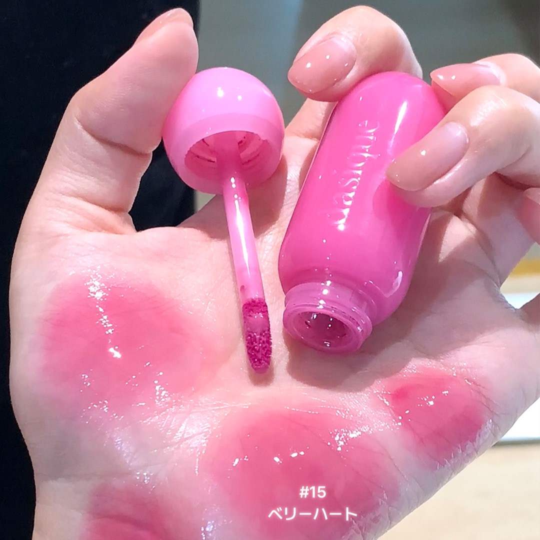 透明感メイクの仕上げにぴったりの一本
「ぷるんぷるん×うるちゅる」の果汁コーティングティントのブルべ新色！

グロスのようなうるうる透明ツヤ感は
そのまま、色もちはレベルアップ！

15番ベリーハート＆16番タロミルク

– – – – ꒰