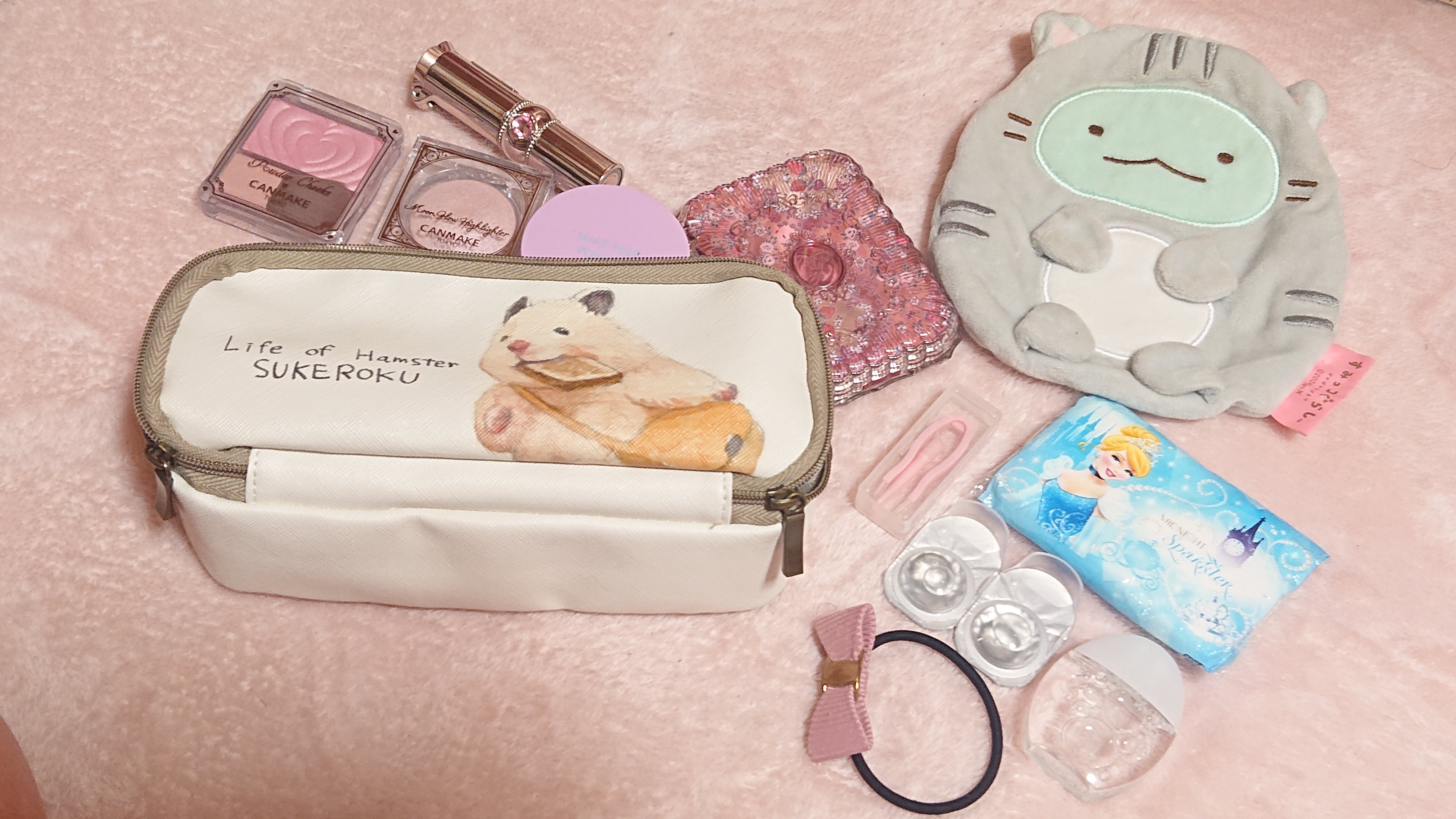 ポーチを紹介させてください！
すみっコぐらしとかげちゃんには、代えのコンタクト、目薬、ヘアゴムなんかを入れてます。 
ハムスターの助六ちゃんのポーチみて！！
ブラシも収納できて旅行にも大活躍( 💓∀💓)
お気に入りでごわす！