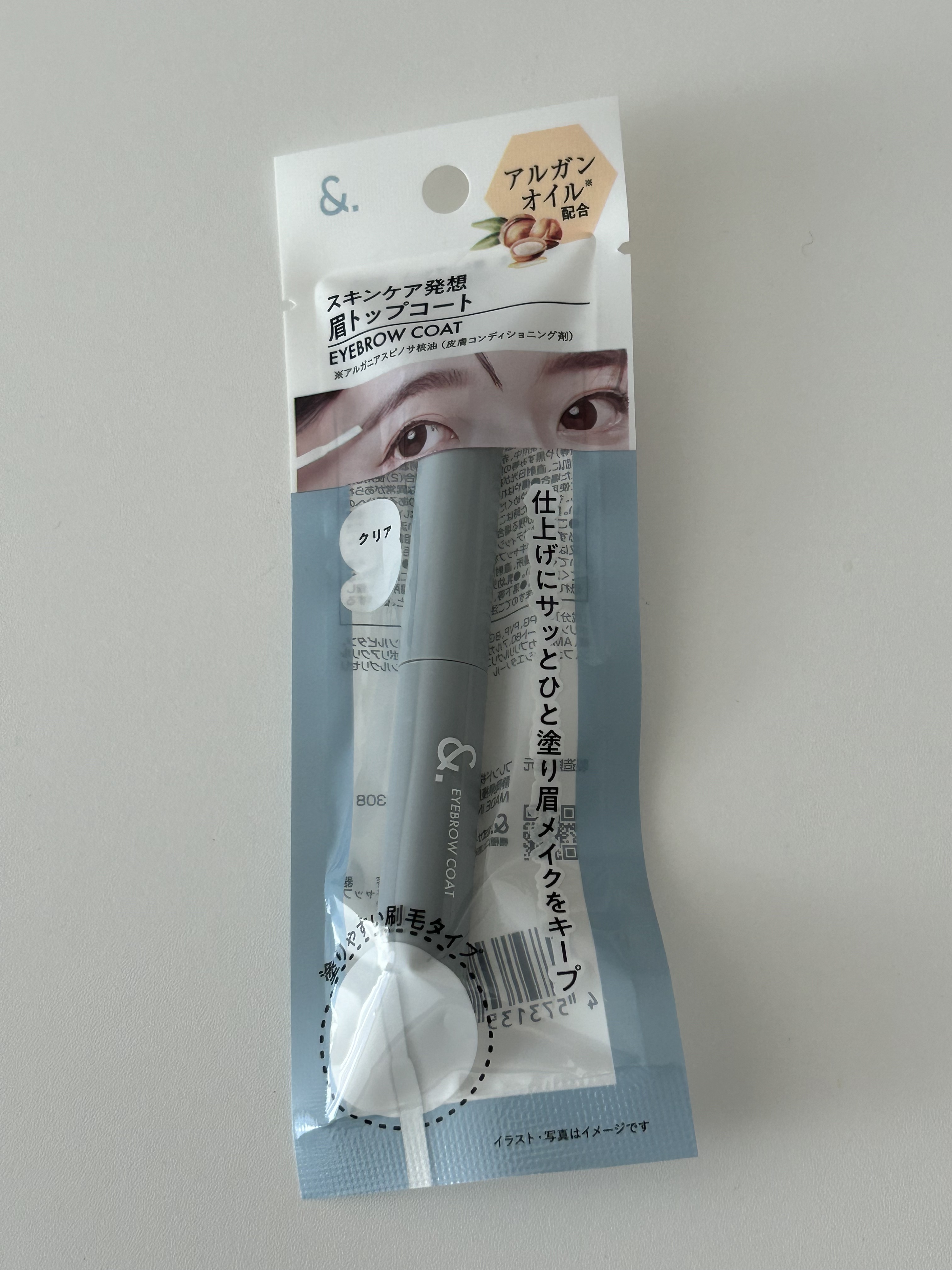 アイブロウメイクのキープは
100均一アイテムと決めています！

ダイソーで買った眉トップコート

＆．眉トップコート

オフィスワーカーですが通勤時間が長めなので
日常的に汗をかきますが
・アイブロウペンシル
・パウダー　はきちんとキープ