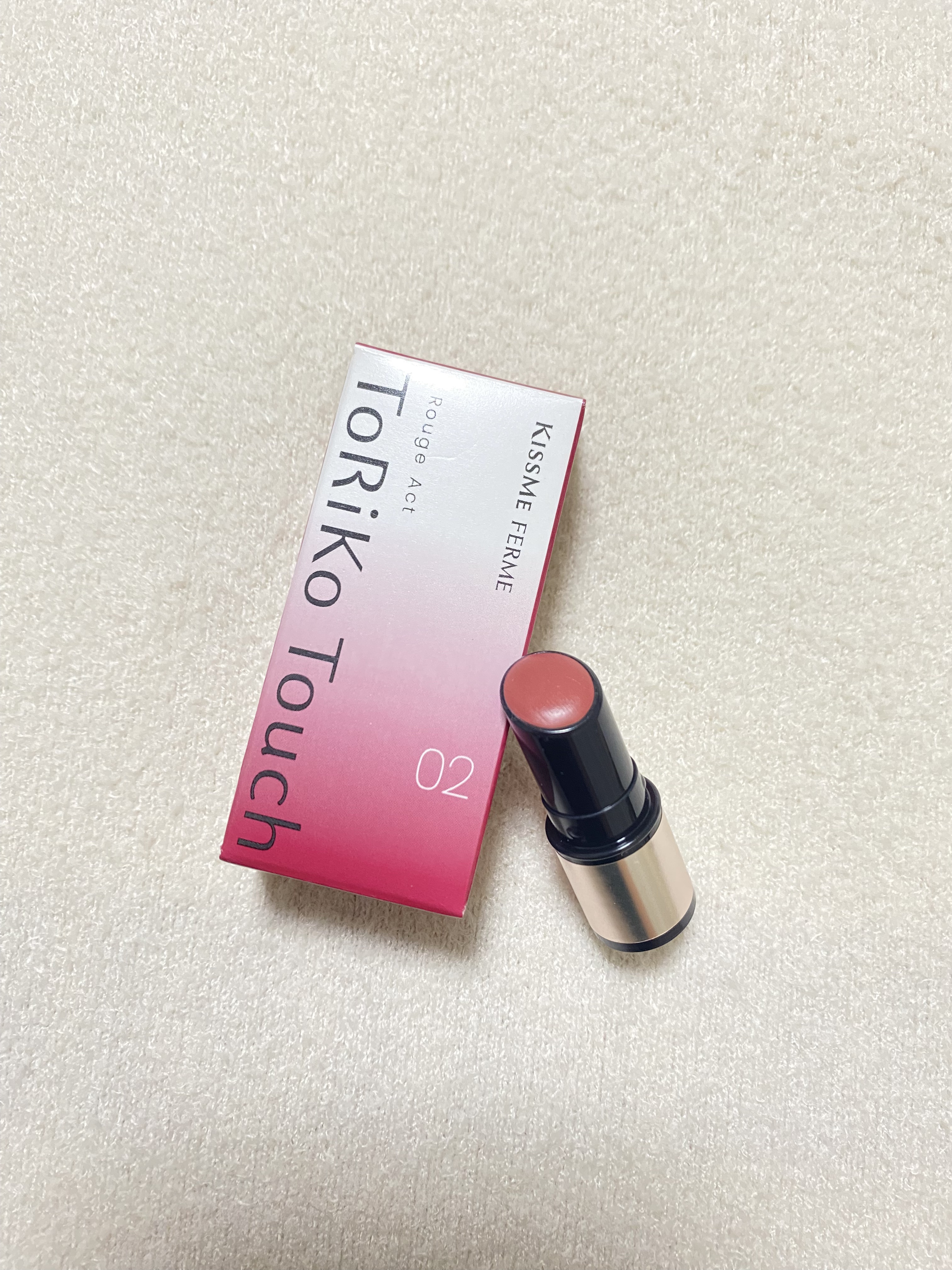 【使った商品】
キスミー　フェルム　ルージュアクト
02ペタルコーラル

【レビュー】
イエベさんに似合う色味が可愛い💕

美容液成分が配合されているから、
乾燥しないのが嬉しいポイント🥹

唇が乾燥しやすくてマット寄りの口紅だと
パサ