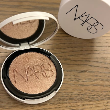 NARS ライトリフレクティング ルミナイジングパウダー/NARS/パウダーハイライトを使ったクチコミ(1枚目)
