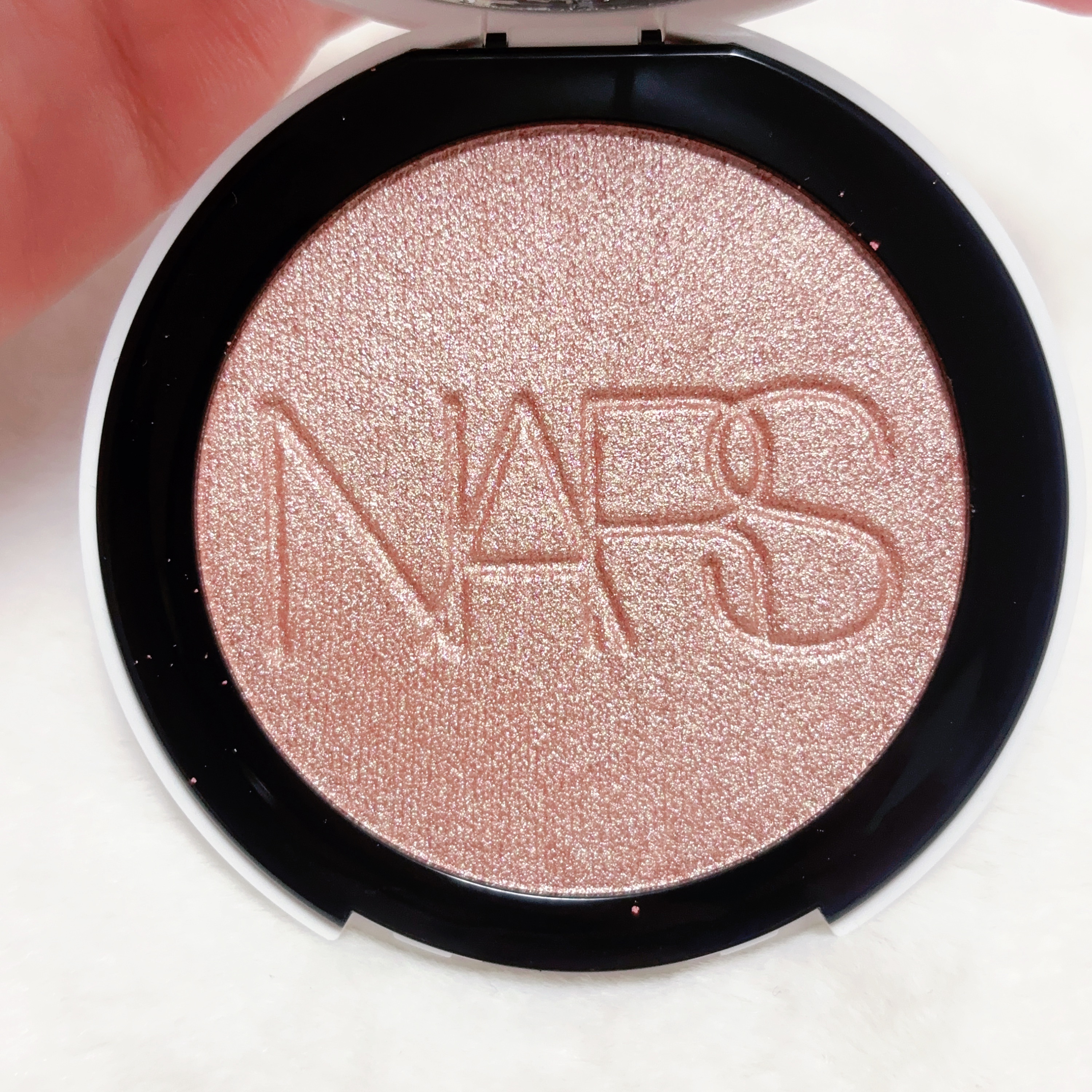 NARS ライトリフレクティング ルミナイジングパウダー/NARS/パウダーハイライトを使ったクチコミ（3枚目）