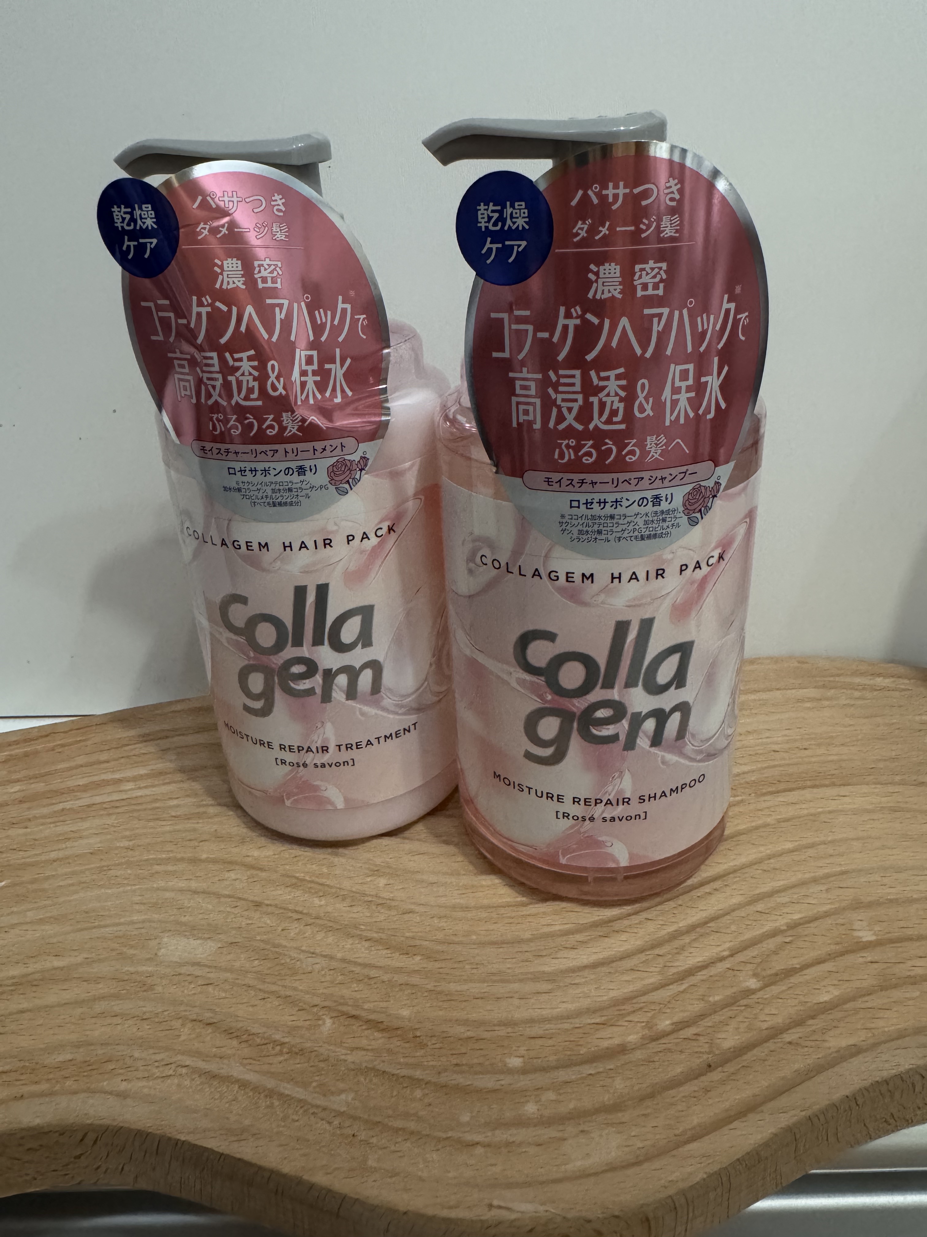 コラジェム　モイスチャーリペアシャンプーとトリートメント。
スキンケア発想でコラーゲンを髪にも。パサついて引っかかりダメージが気になる髪に…まさに！！
まとまってうるプルに
洗いながらコラーゲンを補修。流しながら浸透保水、乾かしながら熱を味