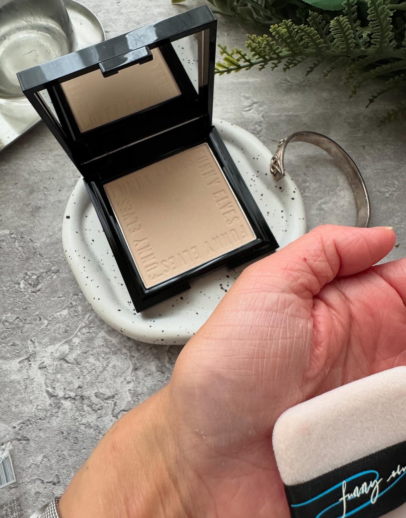 UVソフトマットプレストパウダー/FUNNY ELVES方里/プレストパウダーを使ったクチコミ(3枚目)