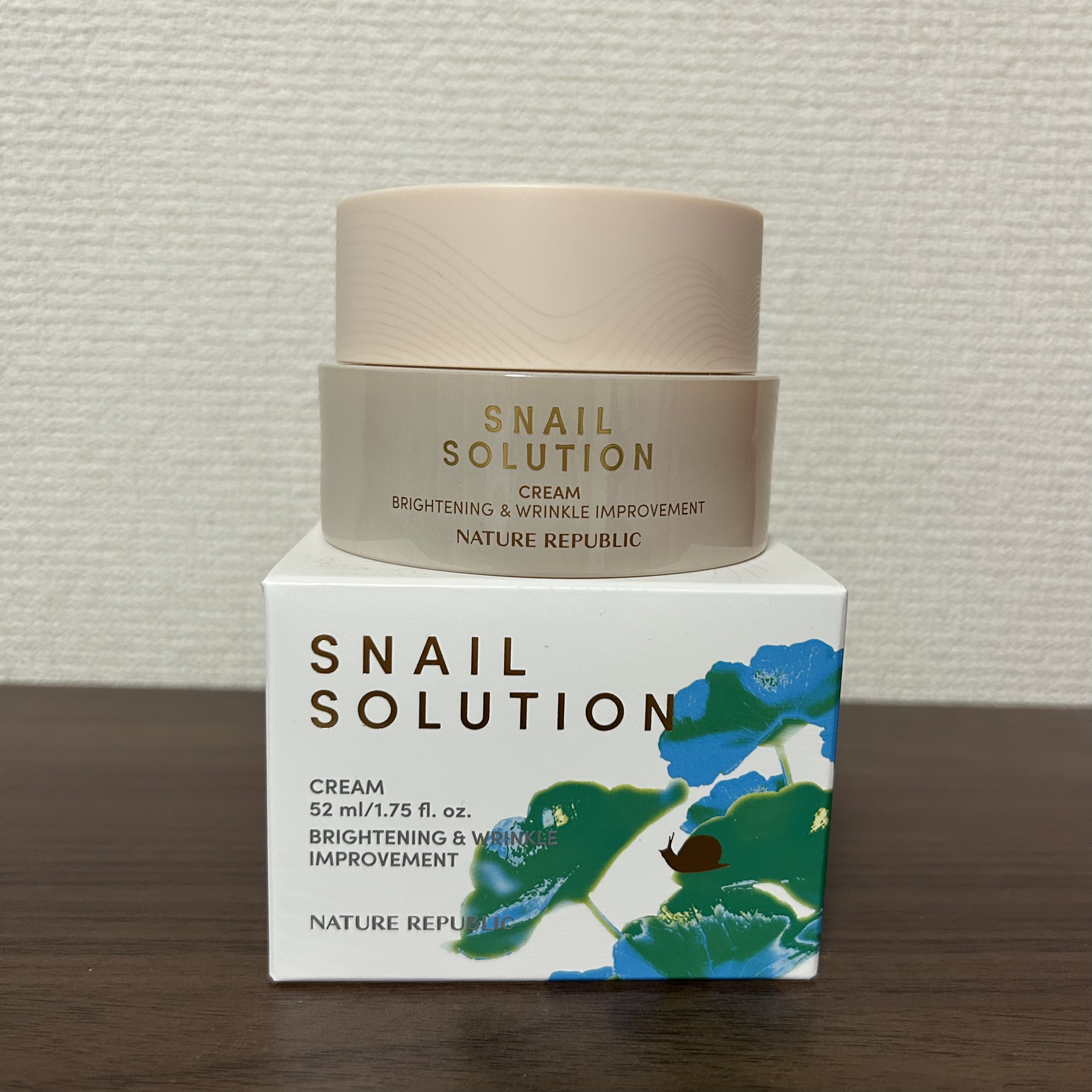 40代になってから、乾燥や季節の変わり目の肌荒れが特に気になるようになってきました🥹💦
そんな中、出会ったのがネイチャーリパブリックの「スネイルソリューションクリーム」。

テクスチャーは見た目よりも軽くて、肌にのせるとスルンと広がりま