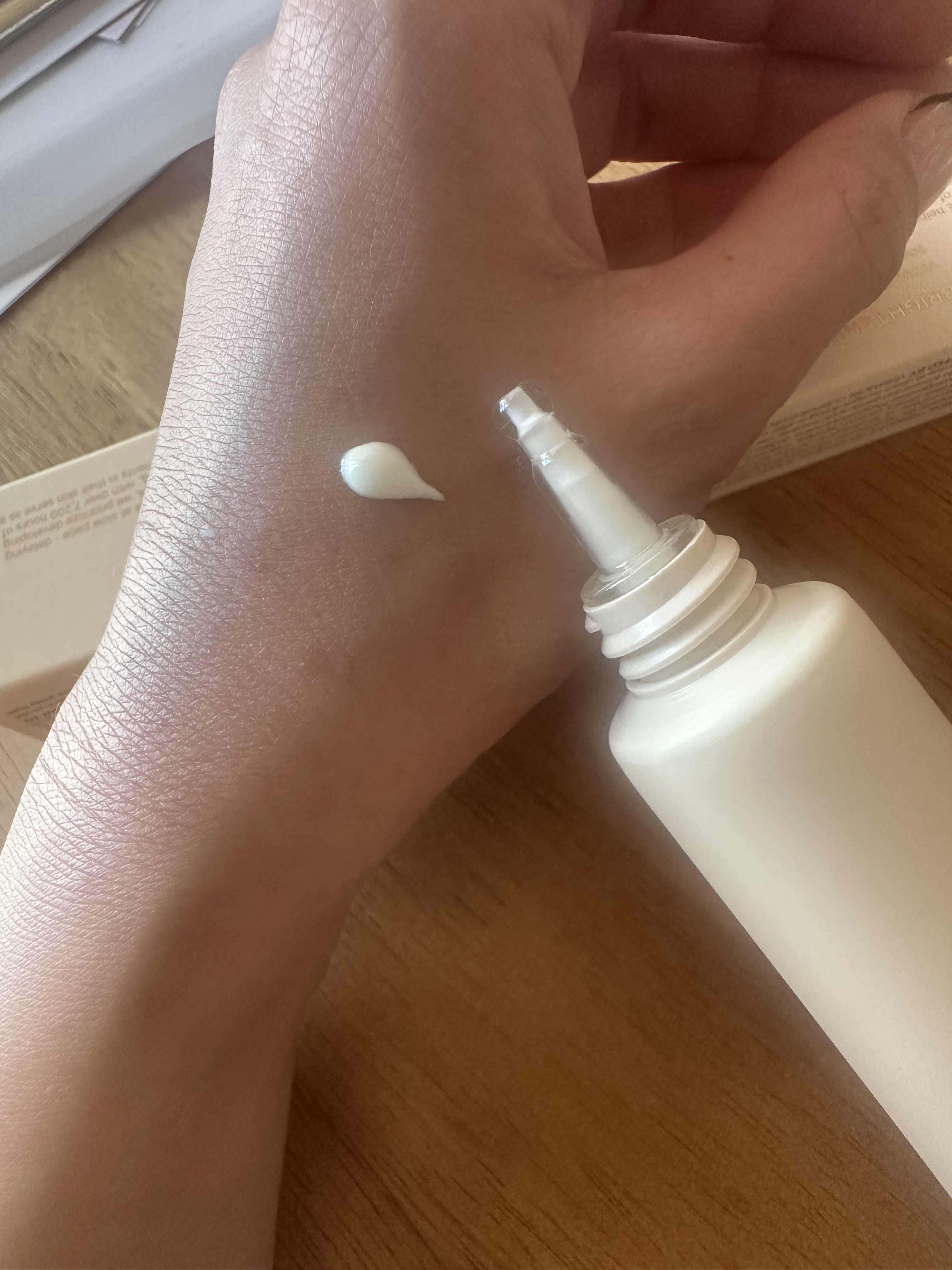 VERAMORE BRIGHTENING GLOWING SUN SERUM/VERAMORE/日焼け止めローションを使ったクチコミ（3枚目）