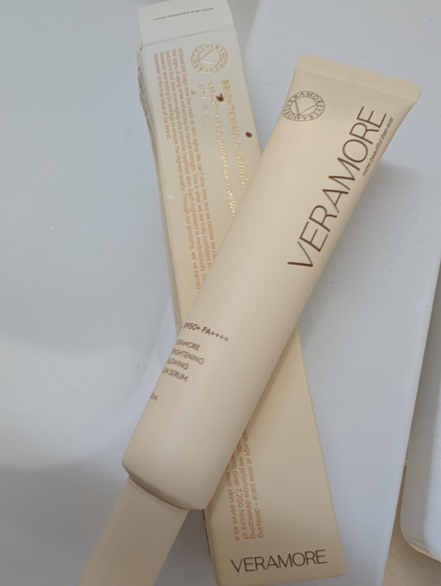 VERAMORE VERAMORE BRIGHTENING GLOWING SUN SERUMのクチコミ「Qoo10にて購入。肌につけるとサラサラとしており、伸びも馴染みも良いです！
馴染んだ後はキラ.....」（1枚目）