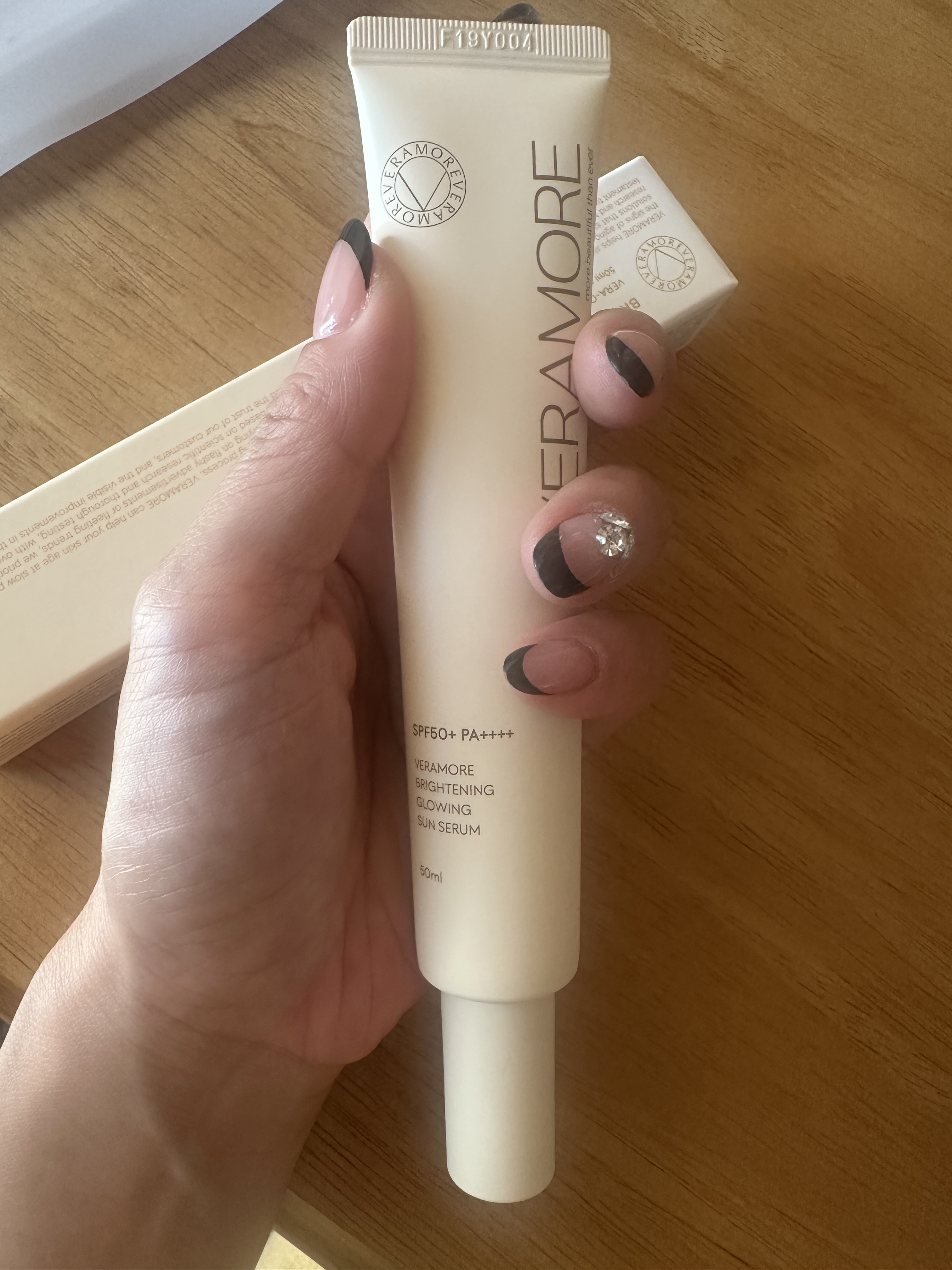 VERAMORE BRIGHTENING GLOWING SUN SERUM/VERAMORE/日焼け止めローションを使ったクチコミ（2枚目）