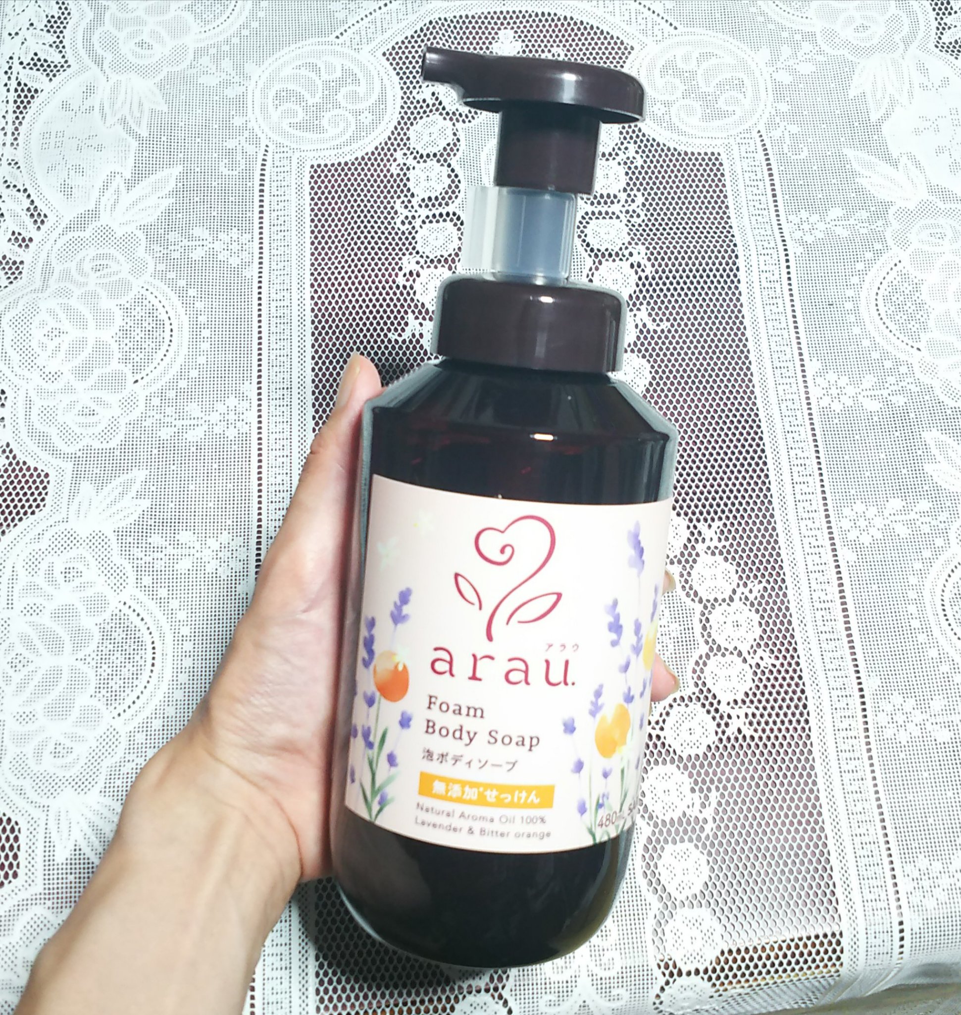 
アラウ.泡ボディソープ
使ってみました☺️

とっても可愛いパケですね。

天然アロマオイル100％の香り（ラベンダー＆ビターオレンジ）×無添加せっけん

プッシュするだけでキメの細かい泡。
泡立てる手間がなく楽ちん～🎶
肌あたりがやさ