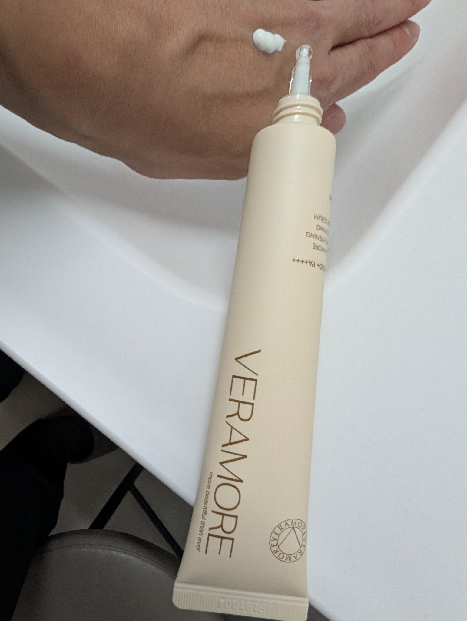 VERAMORE VERAMORE BRIGHTENING GLOWING SUN SERUMのクチコミ「Qoo10にて購入。肌につけるとサラサラとしており、伸びも馴染みも良いです！
馴染んだ後はキラ.....」（2枚目）