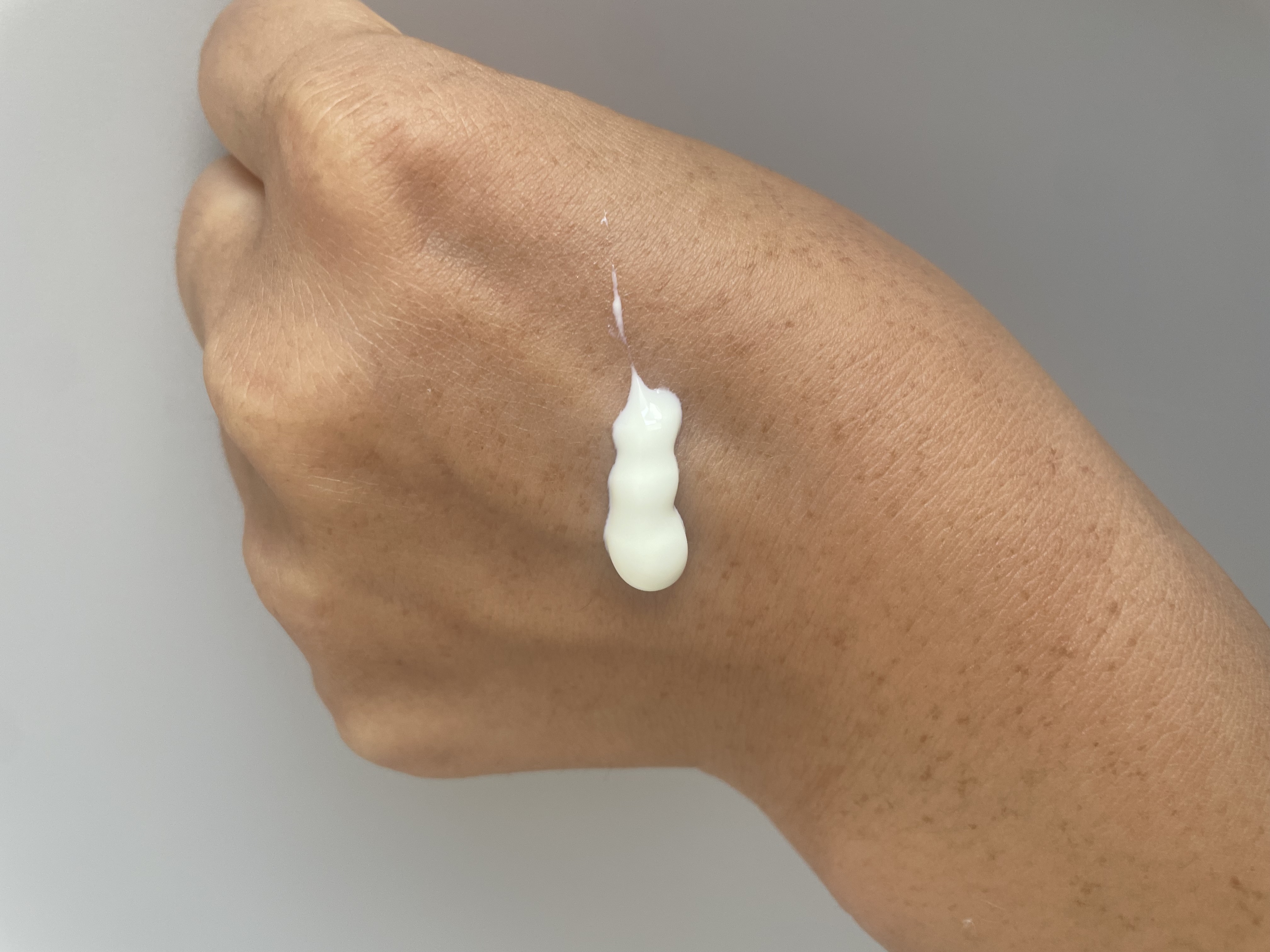 VERAMORE BRIGHTENING GLOWING SUN SERUM/VERAMORE/日焼け止めローションを使ったクチコミ（2枚目）