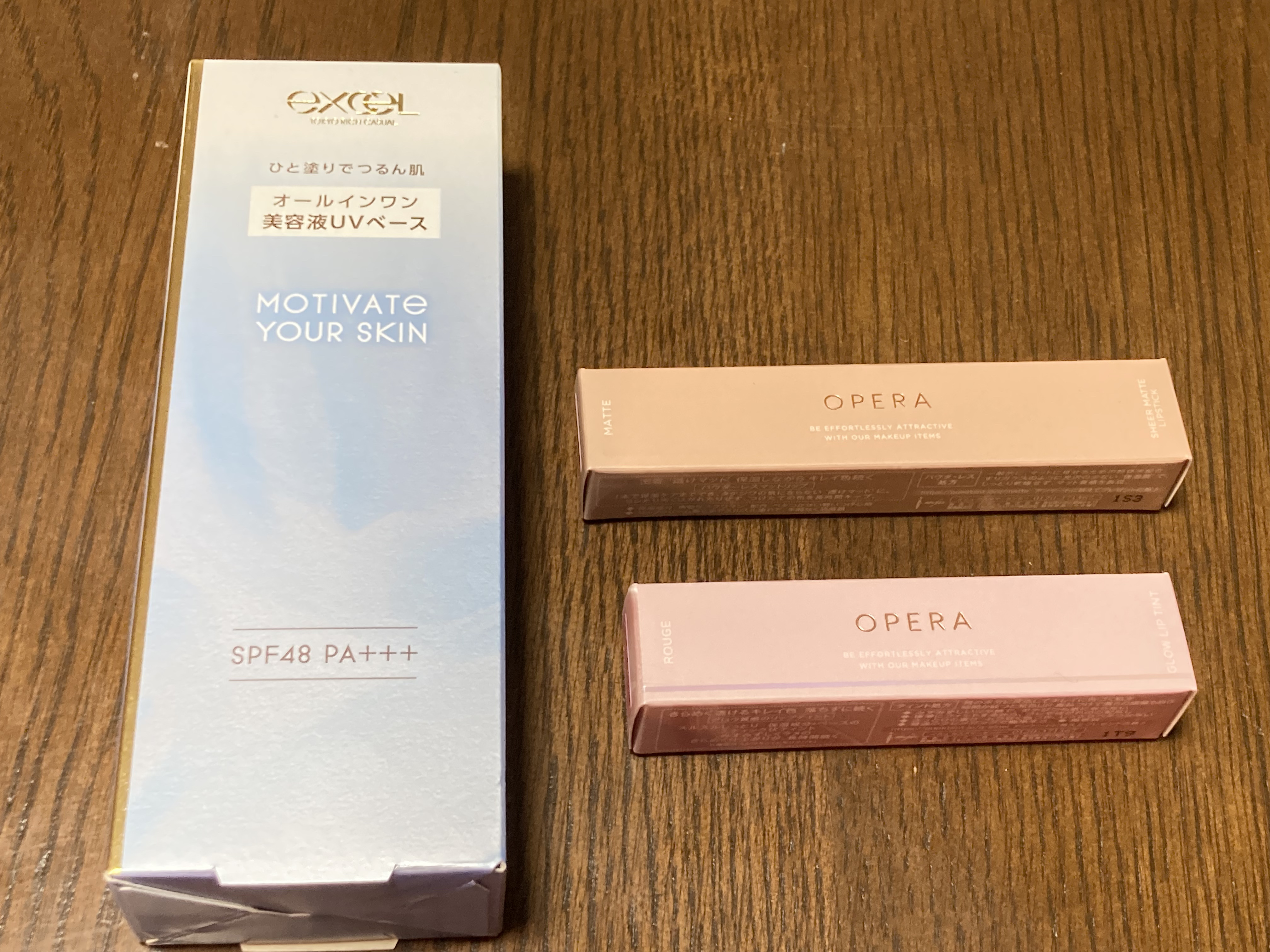 ８月１９日　今日の投稿になります✨

実家に帰っていたので近くのAEON MALLで

買い物🛍️してきました🫶

タイミングが合うのをいつも買ってます😉

OPERA
　オペラ グロウリップティント　
　　　　　　　407　フロスト