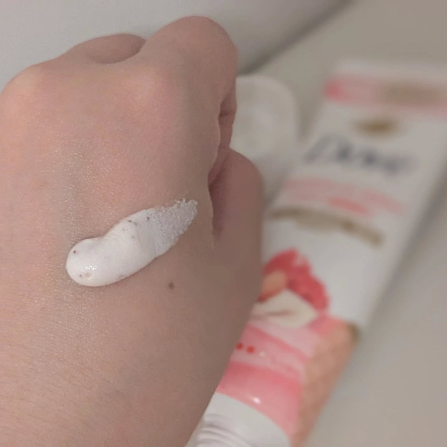 ダヴ ふわとろ クリーミースクラブ ザクロ&シアバター/ダヴ/ボディスクラブを使ったクチコミ(4枚目)