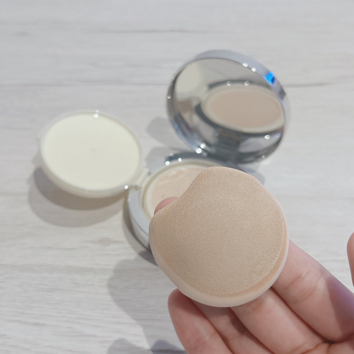 エンジェリックサテンクッション/TWO SLASH FOUR/クッションファンデーションを使ったクチコミ(3枚目)