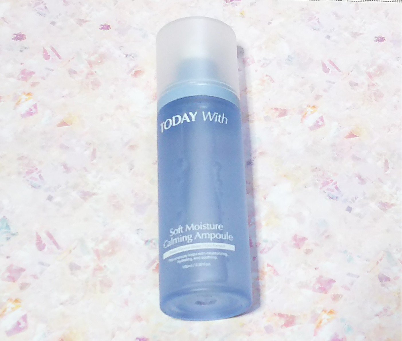 
トゥデイウィズ ソフトモイスチャーカーミングアンプル
お試しさせていただきました☺️

清々しい透明な水色のボトル💙
肌の鎮静をサポートするツボクサエキスを大量配合した美容液です。
ややとろみがあってみずみずしいテクスチャー。
スッと肌